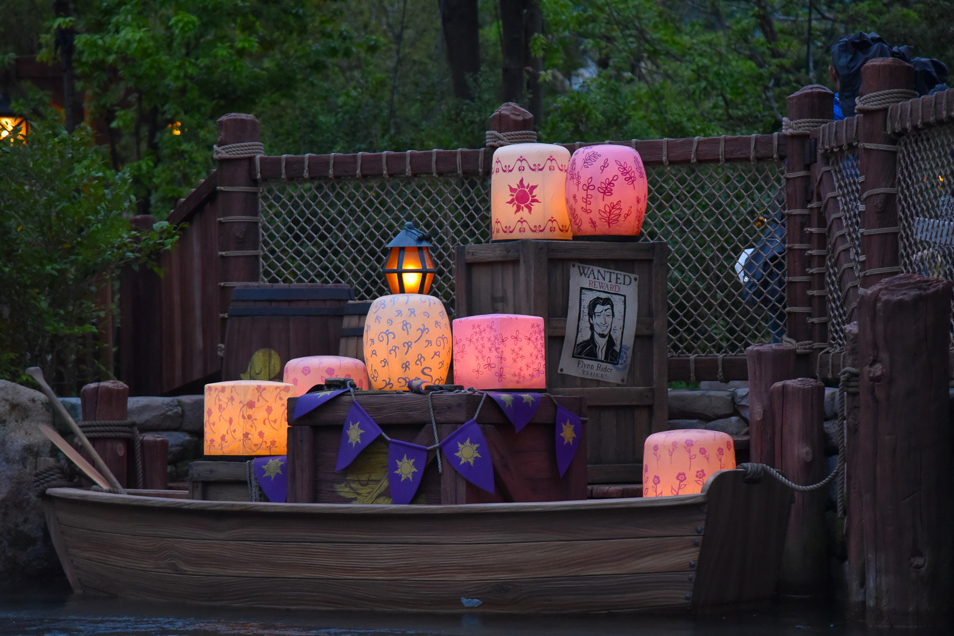 夕暮れ以降はボートのランタンなど、さまざまな部分に光が灯るのでそちらも楽しんで！