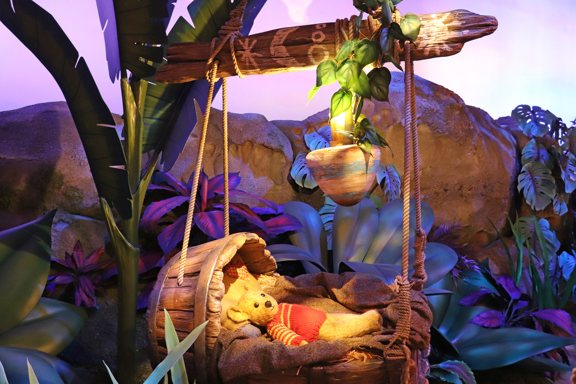 ウェンディの弟マイケルがいつも連れているクマだろうか。専用ベッドに寝かされていてキュート