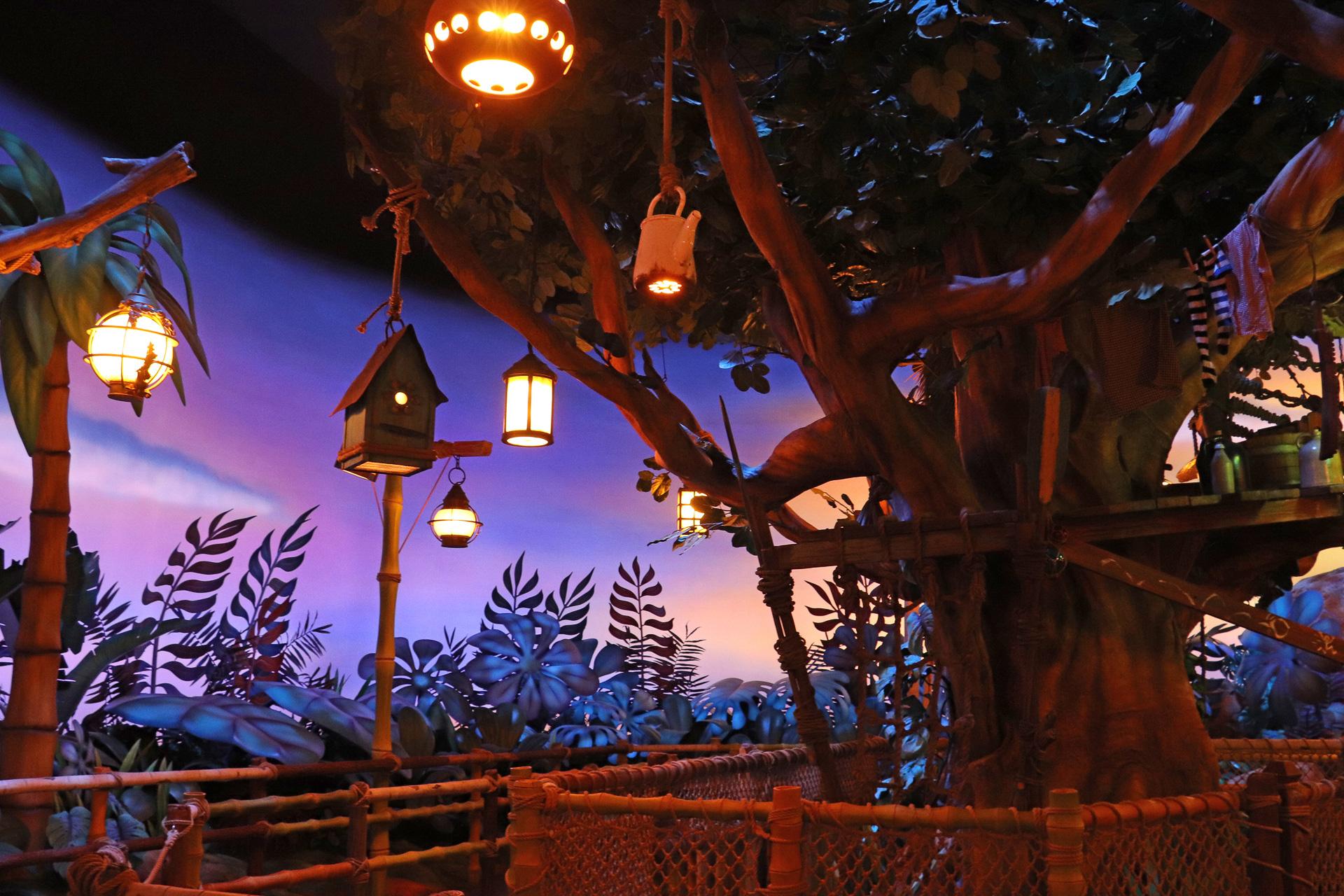 ランプのなかには、漂流物らしきポットを再利用したものも