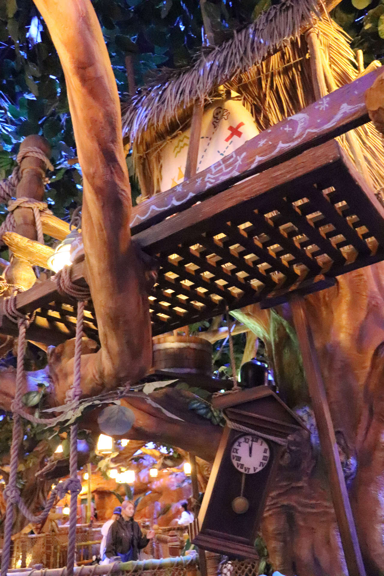 木の上の小屋もそれぞれ個性的。何が再利用されているのか想像するのもおもしろい