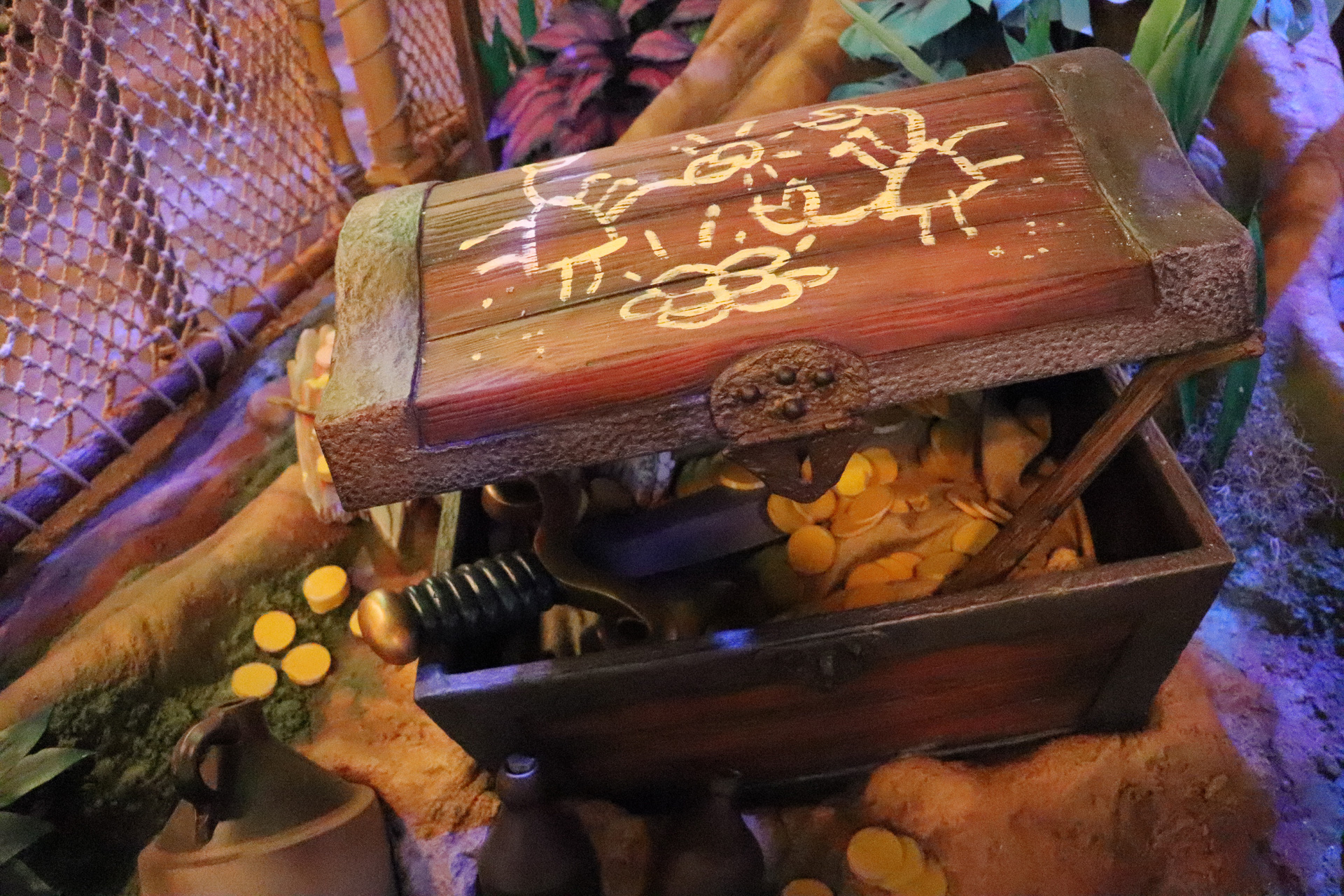 宝箱にもかわいらしいカニや金貨らしきものの落書きが。カニが集めたもの？