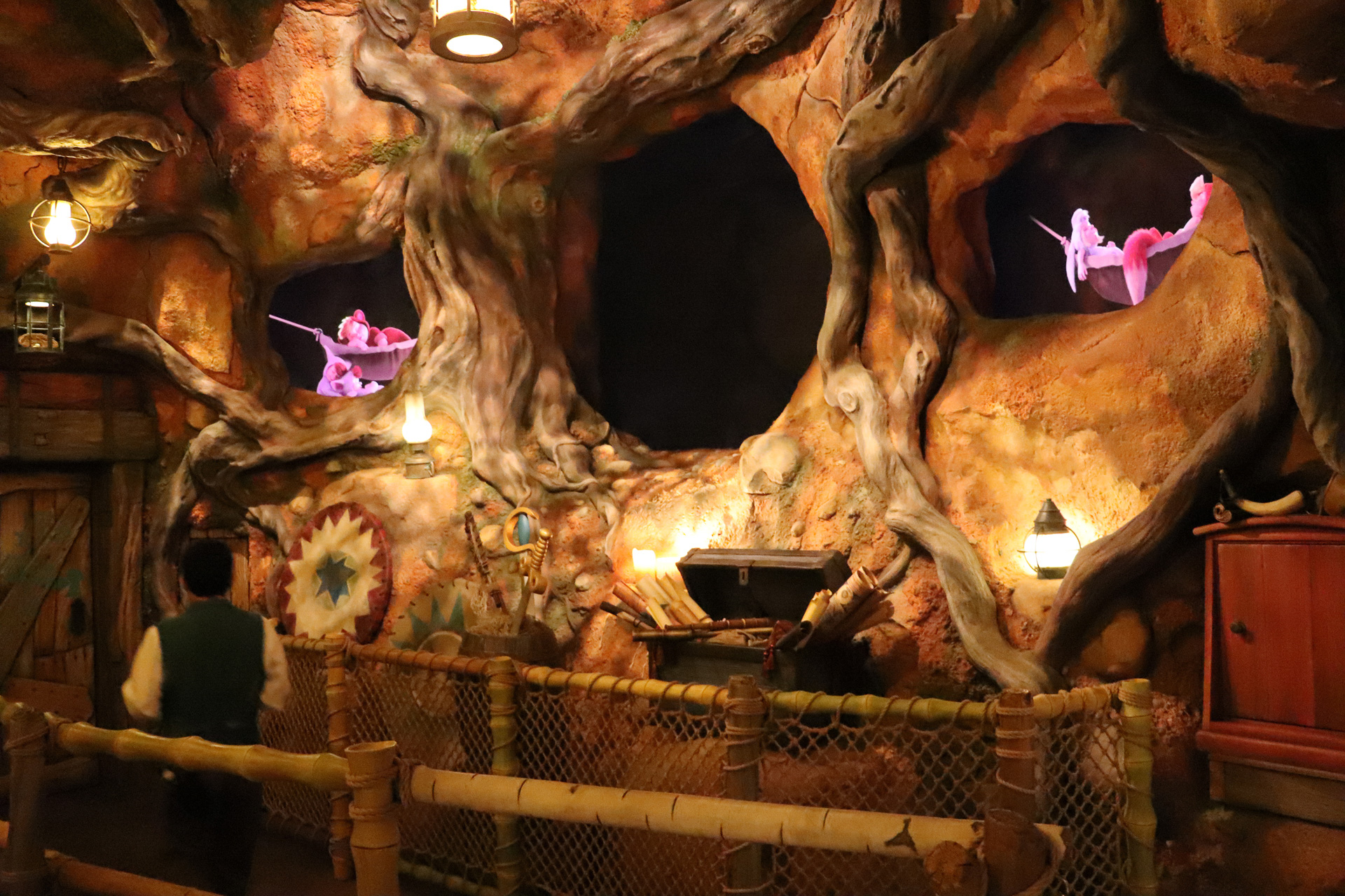 前方のスクリーンには、寝ているロストキッズたち。そこにティンカー・ベルとピーター・パンが登場