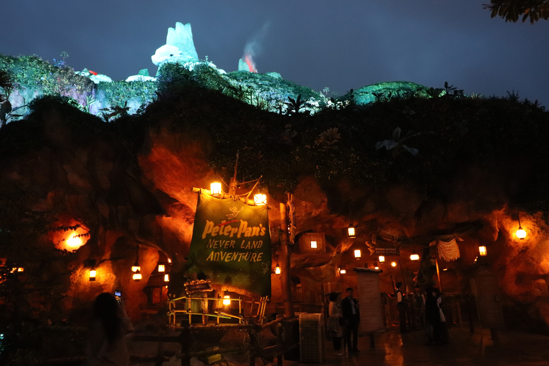 夜は山や溶岩が不気味に光り、雰囲気がさらにアップ