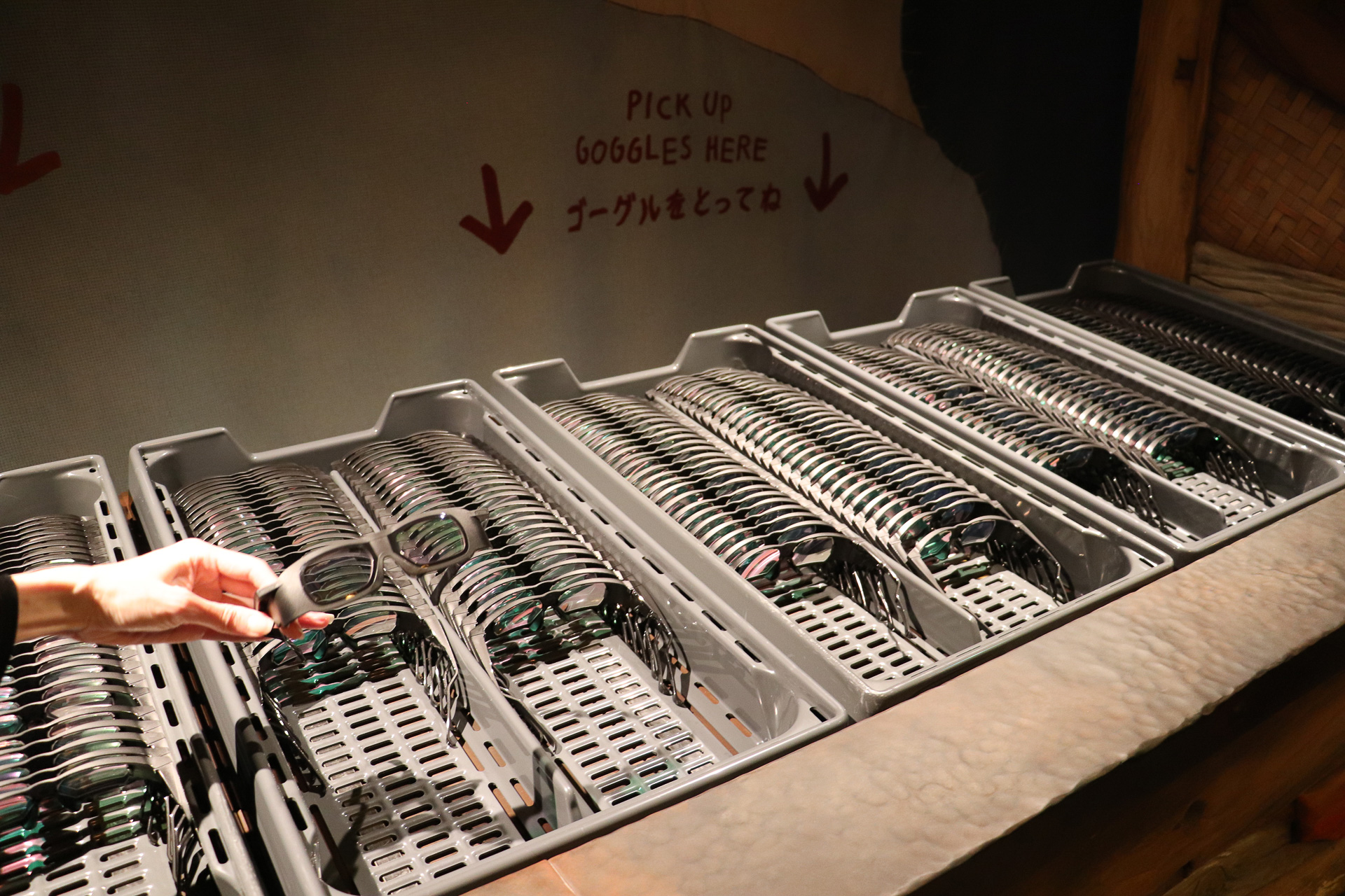 ボートに乗る直前にゴーグルを1人1つ取って用意