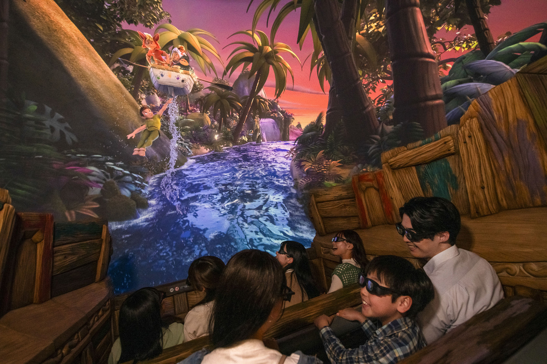 ティンカー・ベルの魔法の粉がボートに振りかけられ、空を飛べるように（提供：オリエンタルランド）