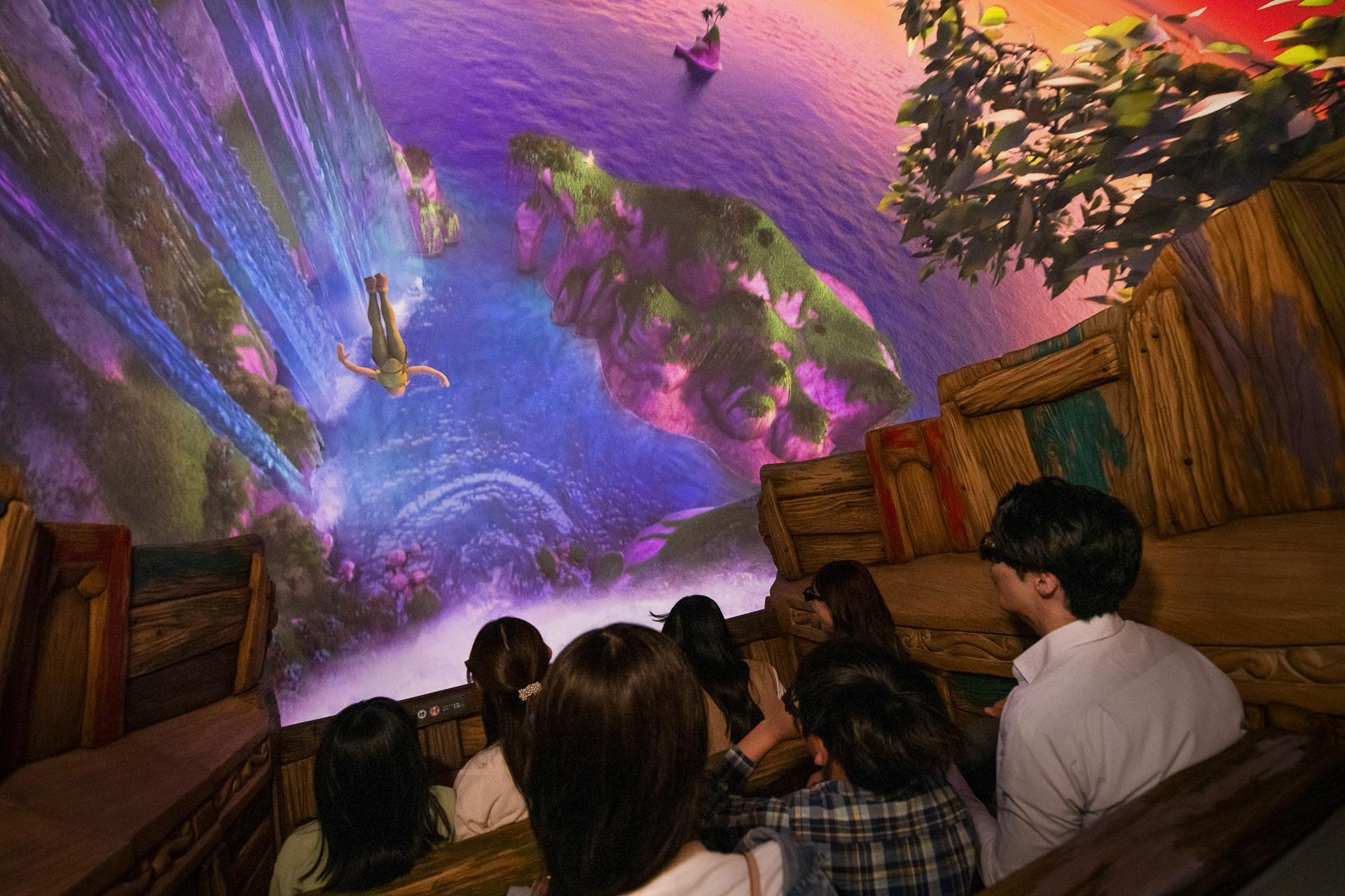 川に着水し、滝を迎えてボートが落下！（提供：オリエンタルランド）