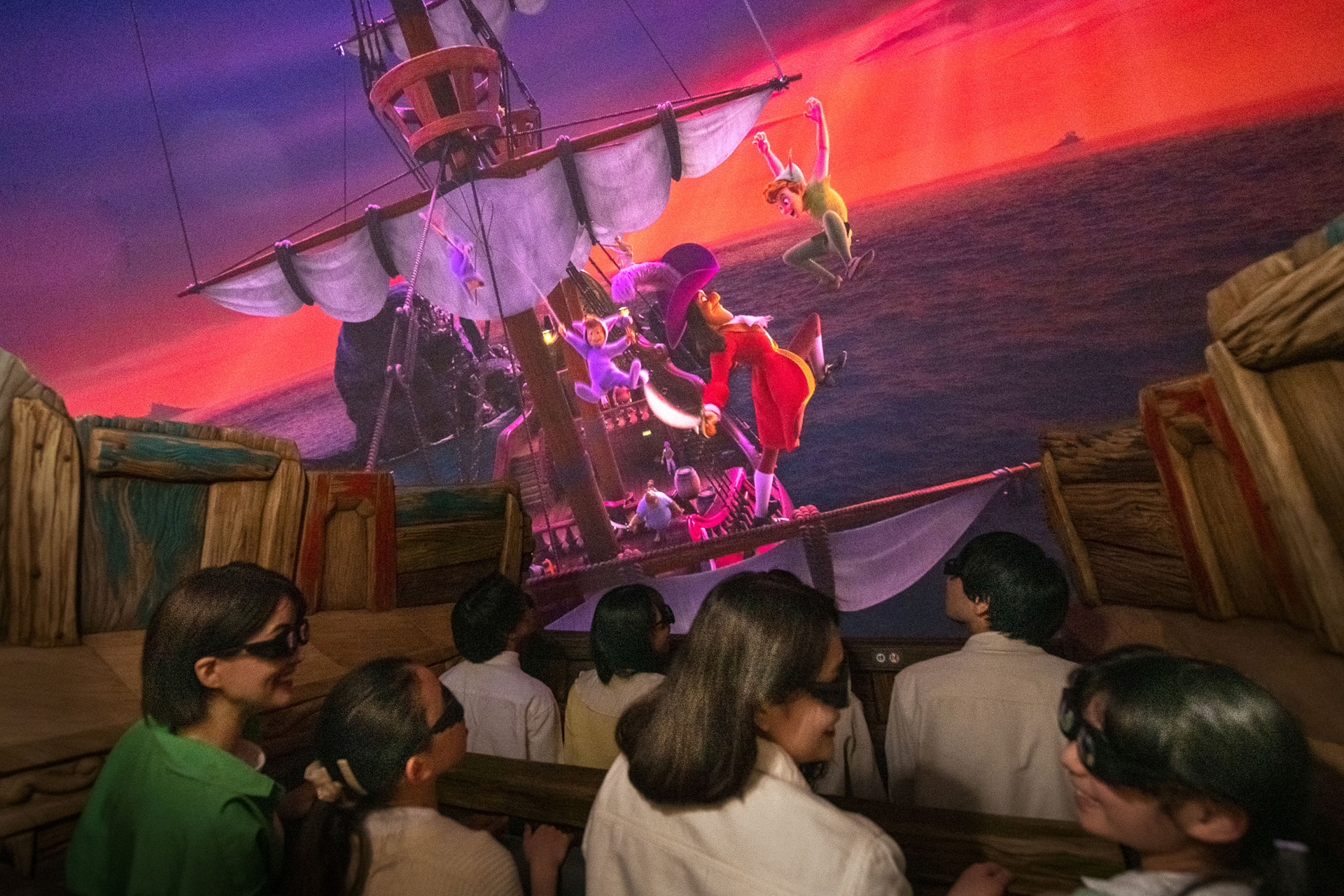 フック船長の乗った海賊船を見つけ、ピーター・パンと海賊たちの戦いが開始（提供：オリエンタルランド）