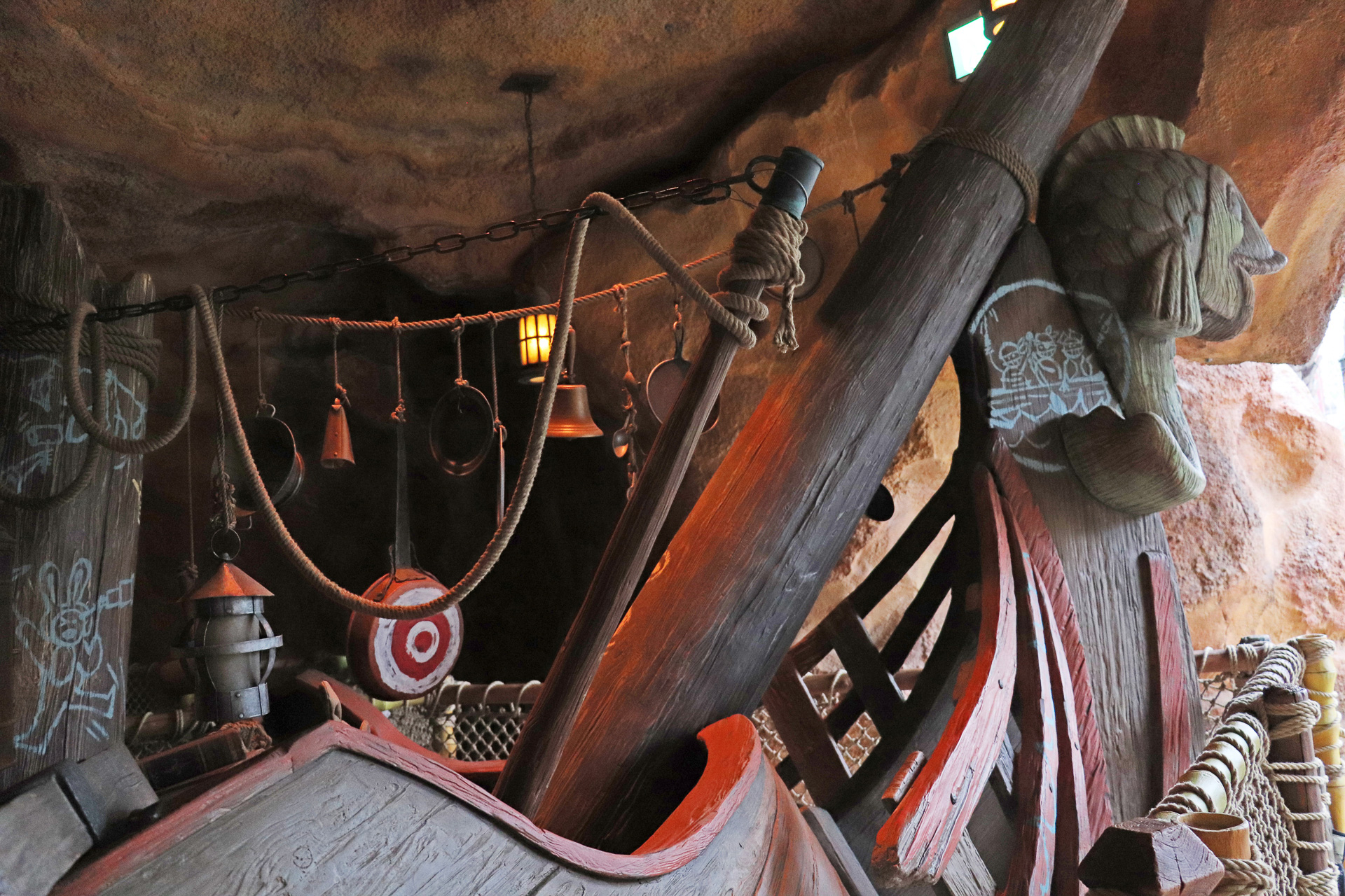 流れ着いた海賊船の残骸も、子供たちにとっては遊び道具。たくさん落書きされていて楽しい
