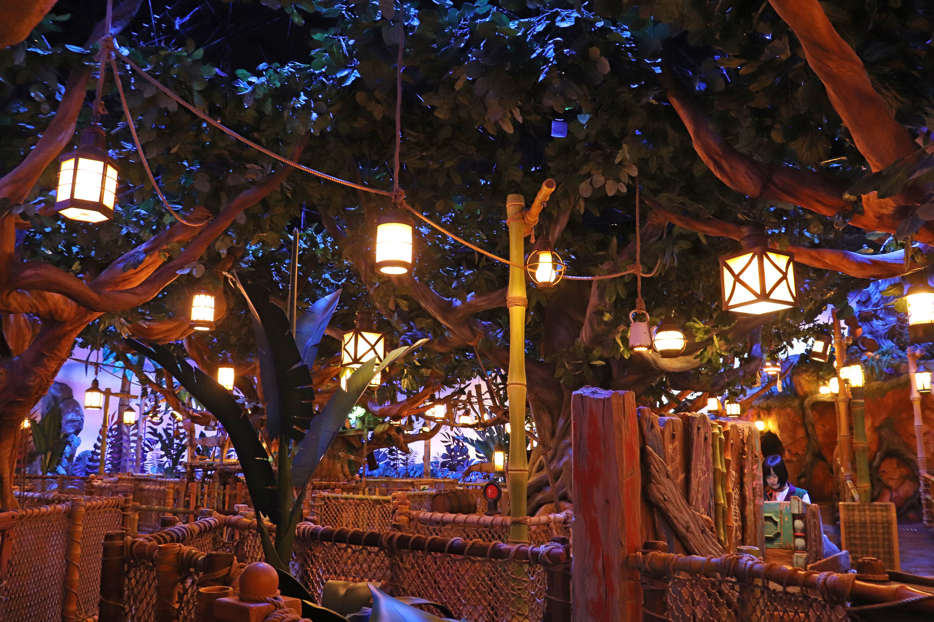 ジャングルの木の下に作られた、迷路のような通路を進む