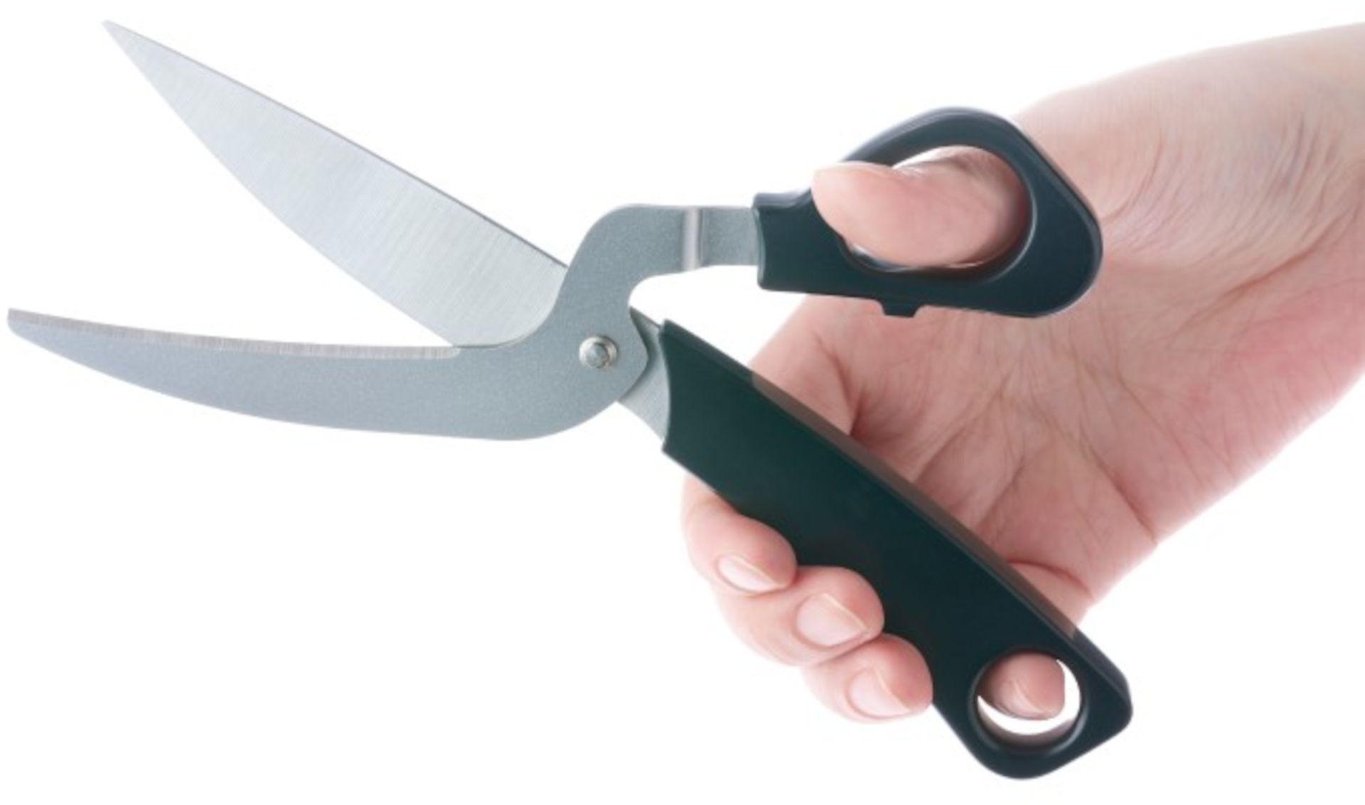 ナイフ側の持ち手には小指が入る程度の穴を設けており、ハサミを開閉する際もナイフを握る際もしっかりグリップしやすい構造