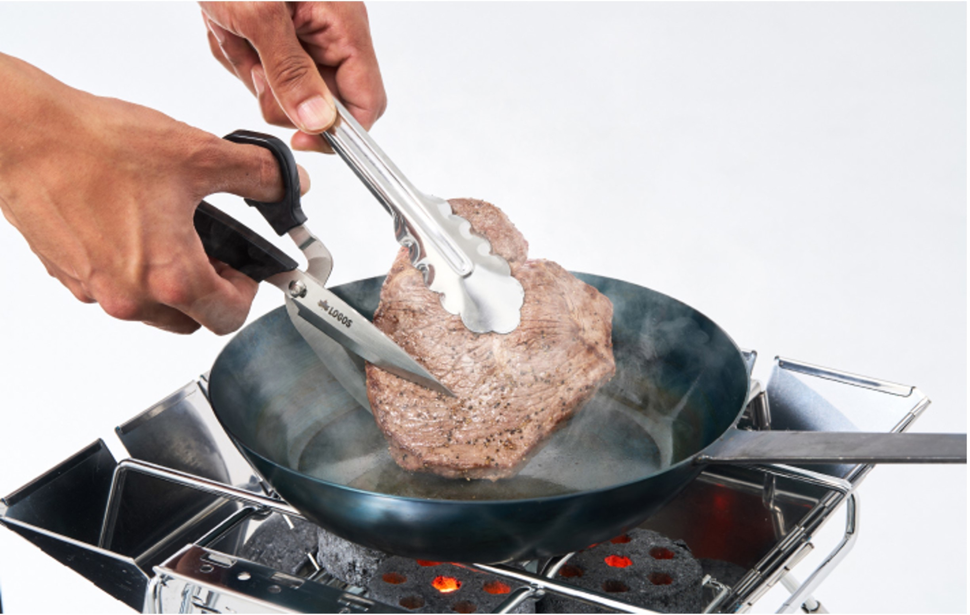 刃物の町・関市で作られたステンレス製の刃はハサミでもナイフでも切れ味がよく、これ1本でさまざまな食材をカットできる