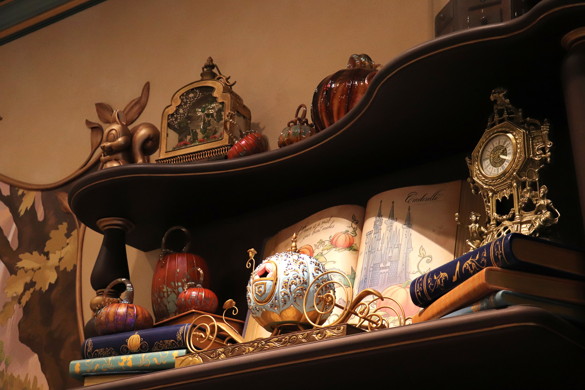 絵の両脇にはシンデレラをイメージさせるアイテムが並ぶ