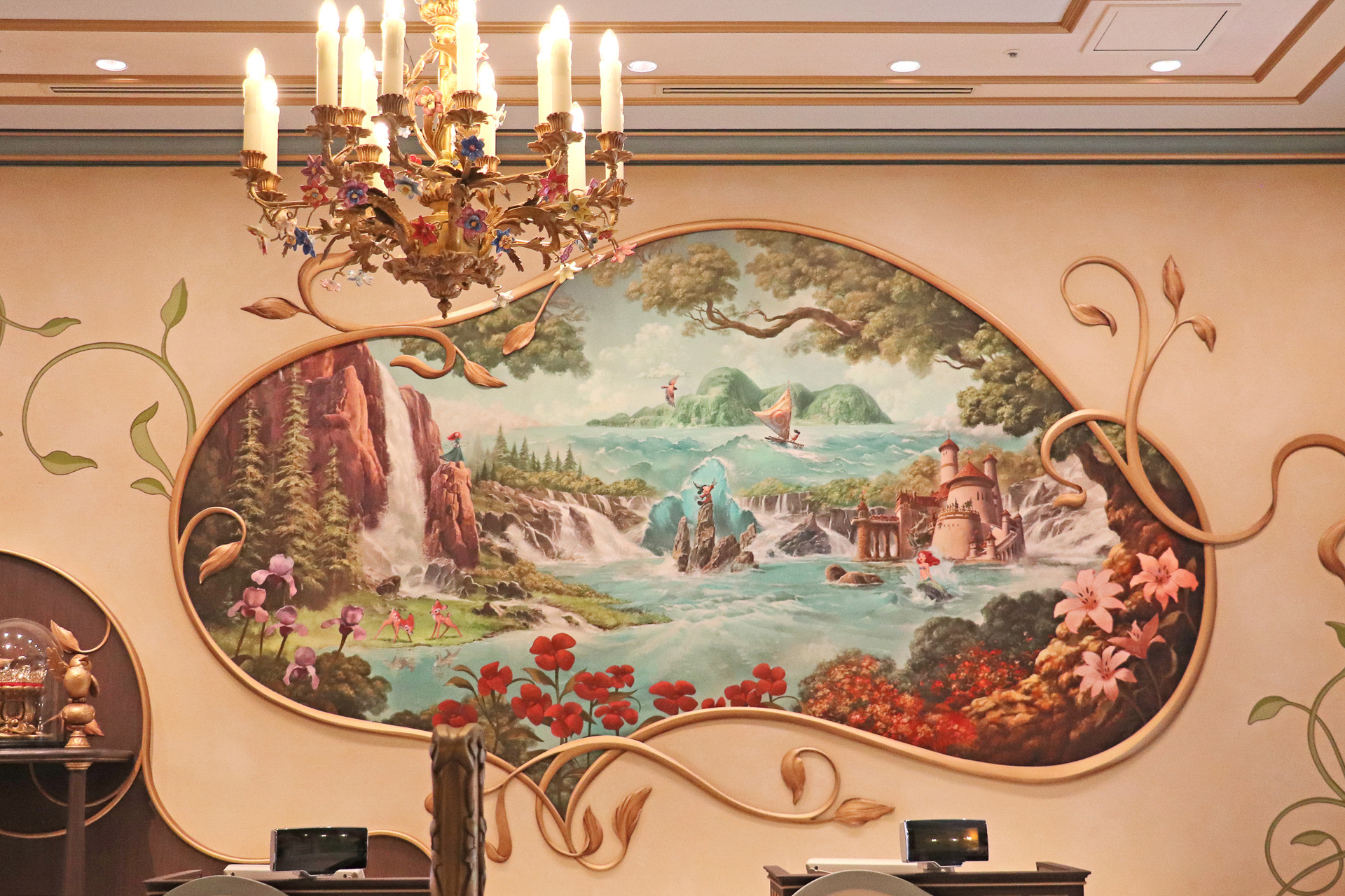 中央にミッキーマウス、アリエルやバンビ、メリダやモアナなどさまざまなキャラクターが