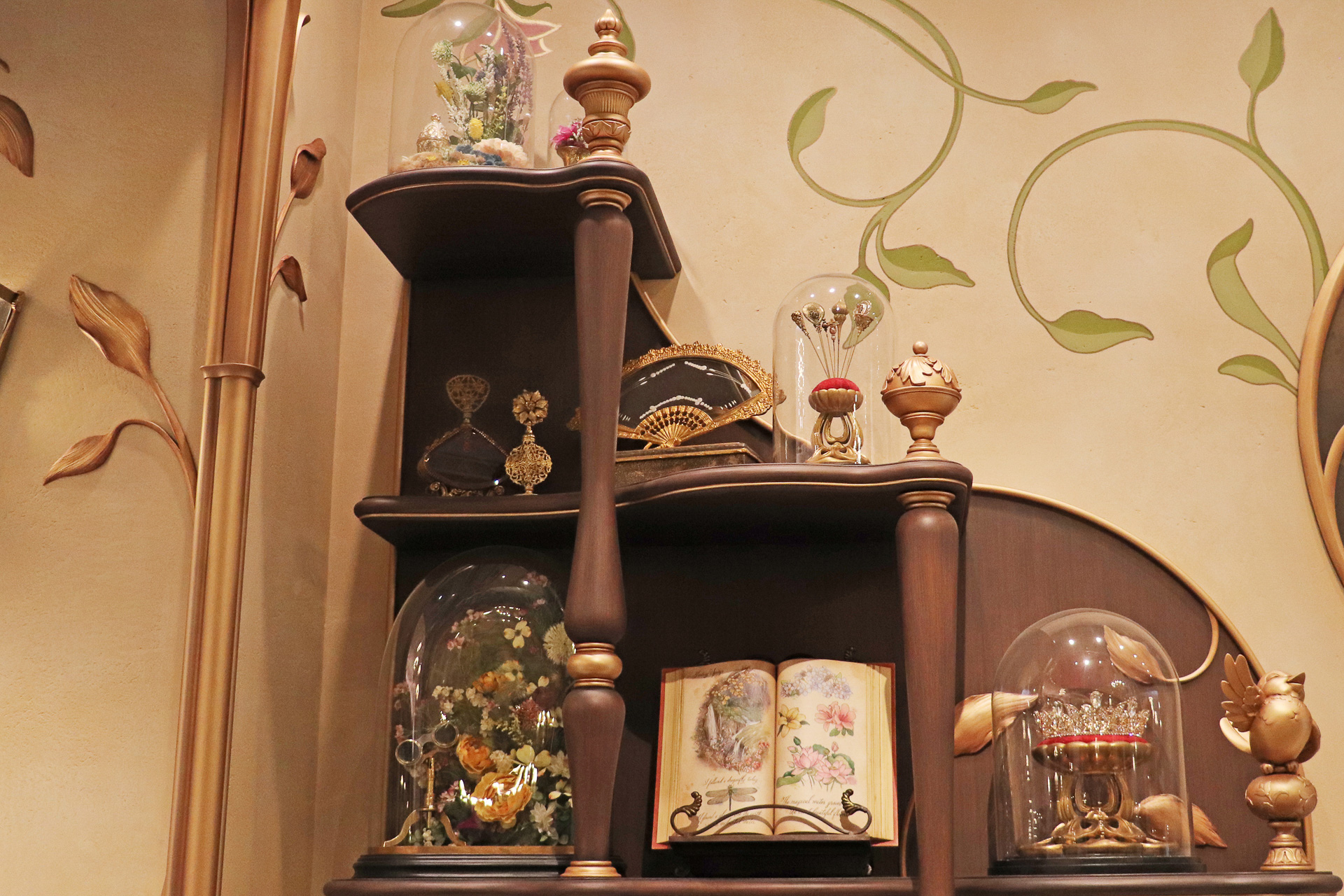 左の棚の本にはトンボも描かれている。魔法の泉に関する本のよう