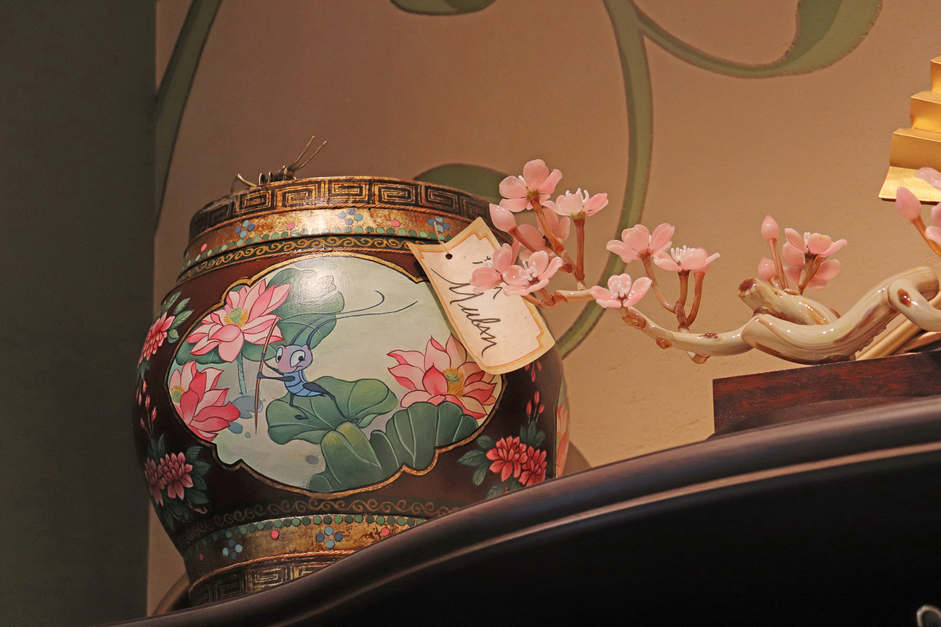 ムーランからの贈り物らしい調度品