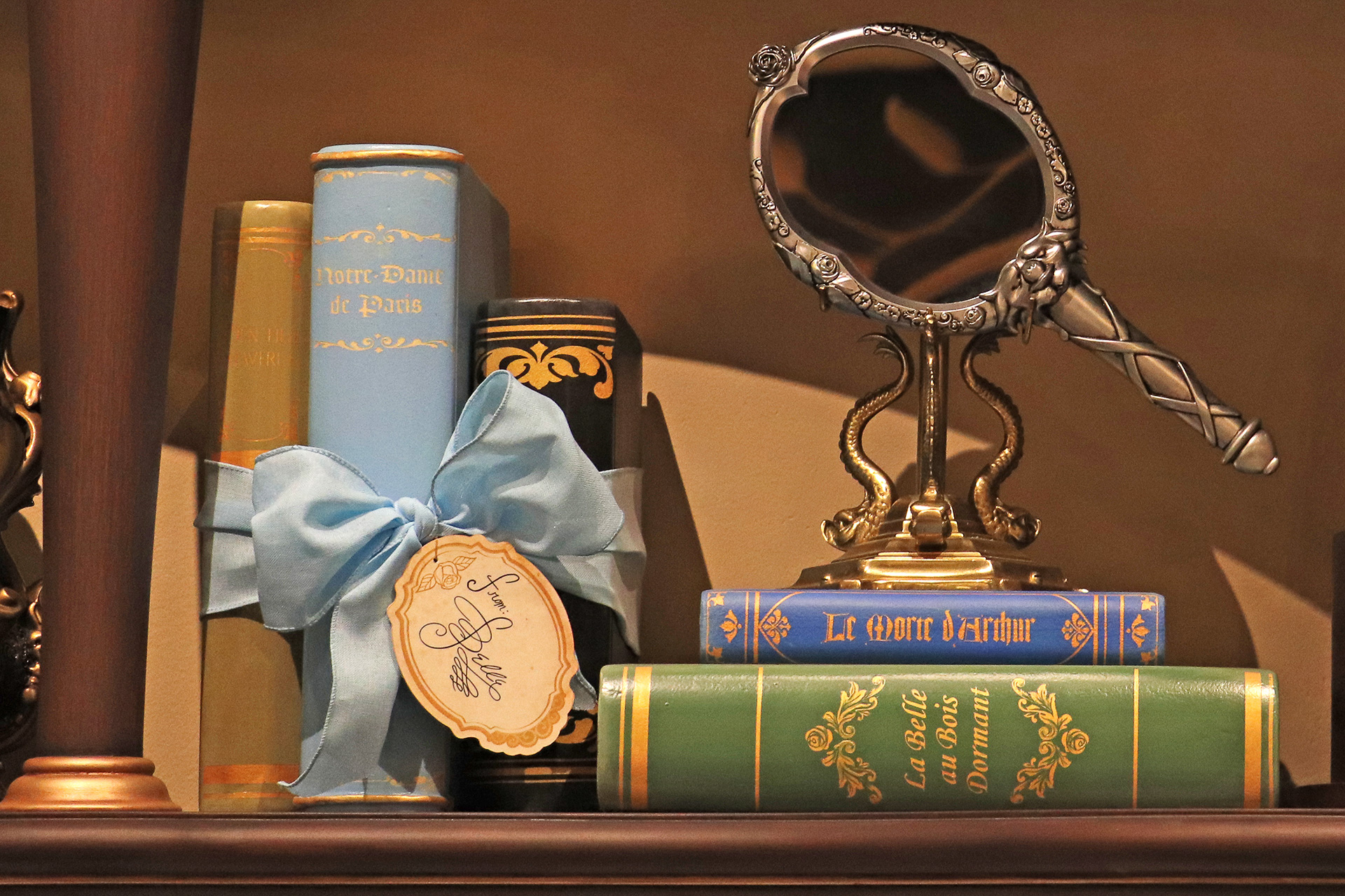 ベラからは魔法の鏡が贈られている