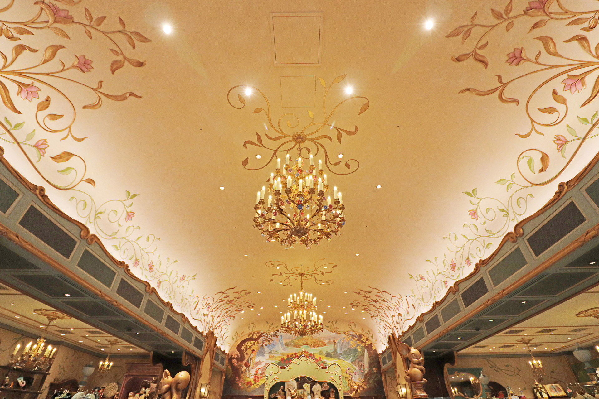 天井の装飾やシャンデリアも豪華