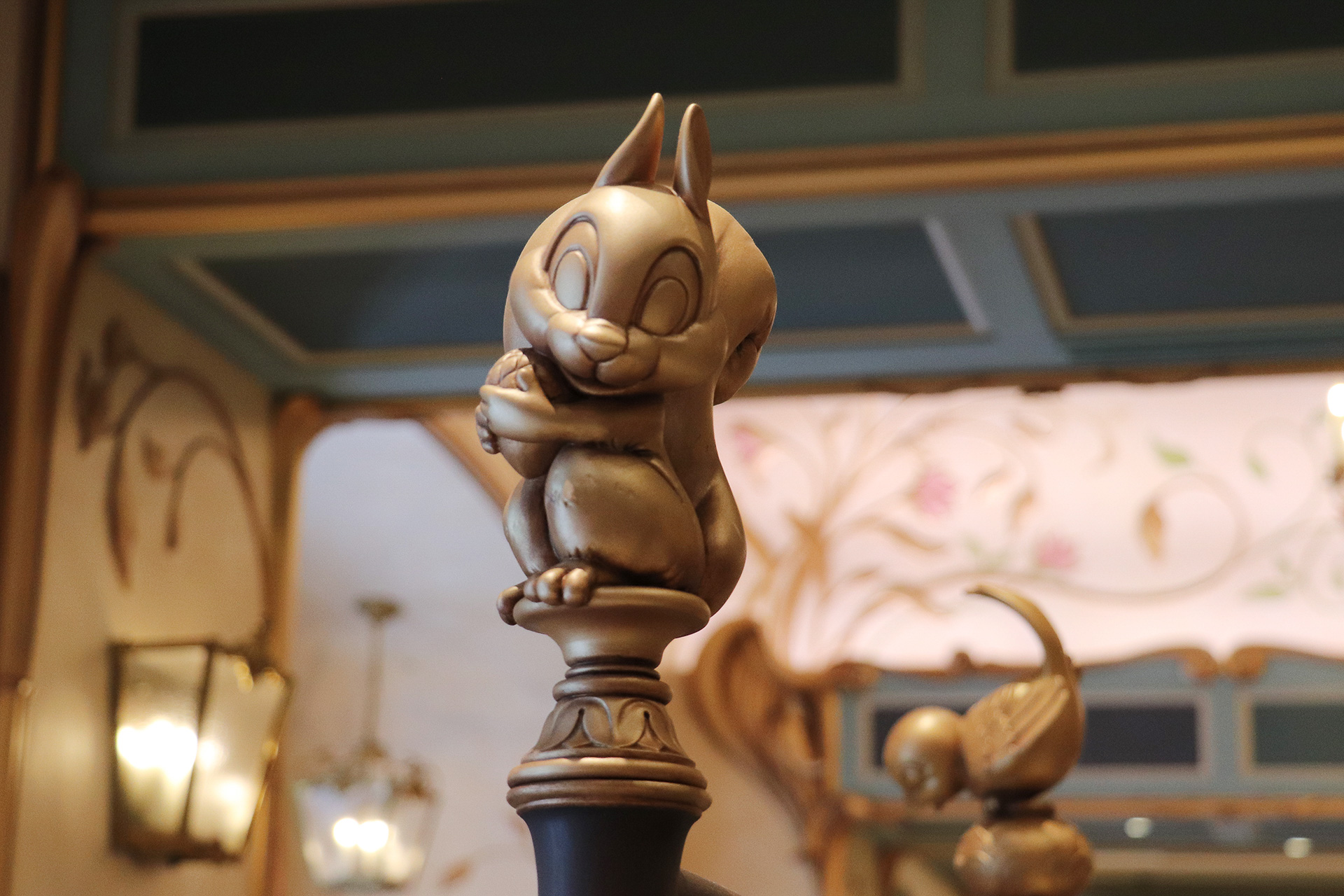 柱の装飾にもリスや小鳥が並んでかわいい