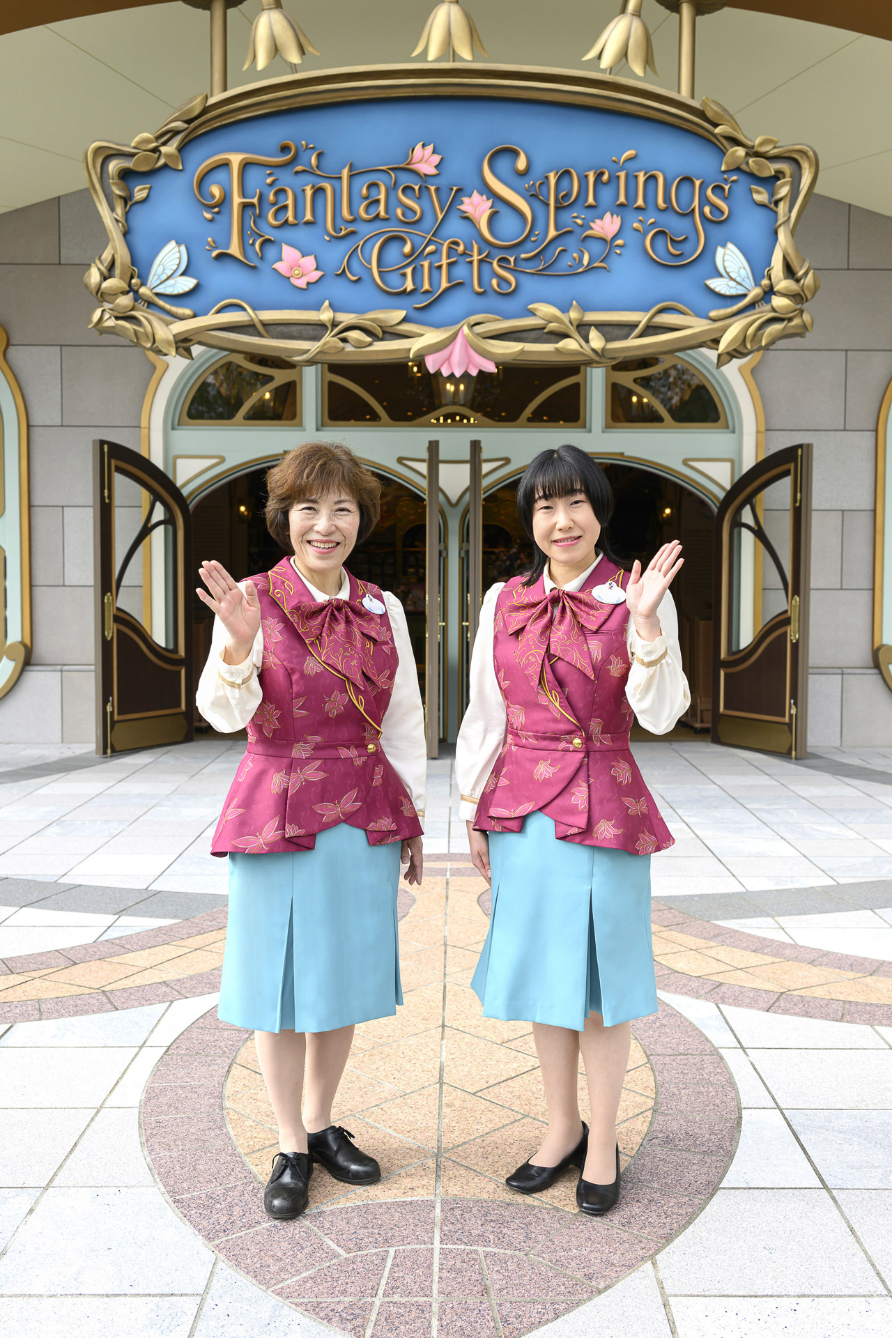 ショップのキャスト衣装。ホテルのイメージにも合う、クラシックで高級感のあるデザイン