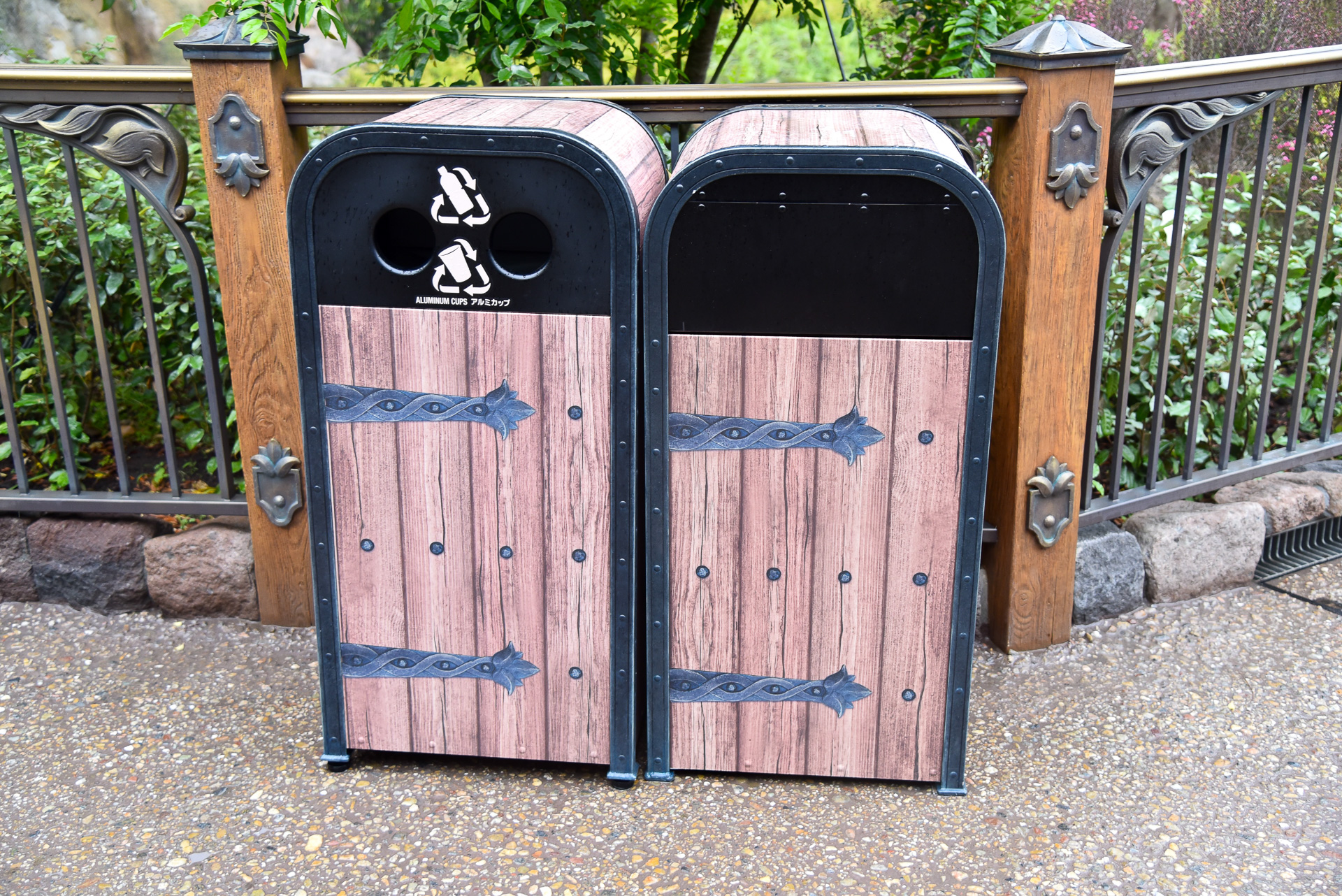 「ファンタジースプリングス・エントランス」周辺のトラッシュカン