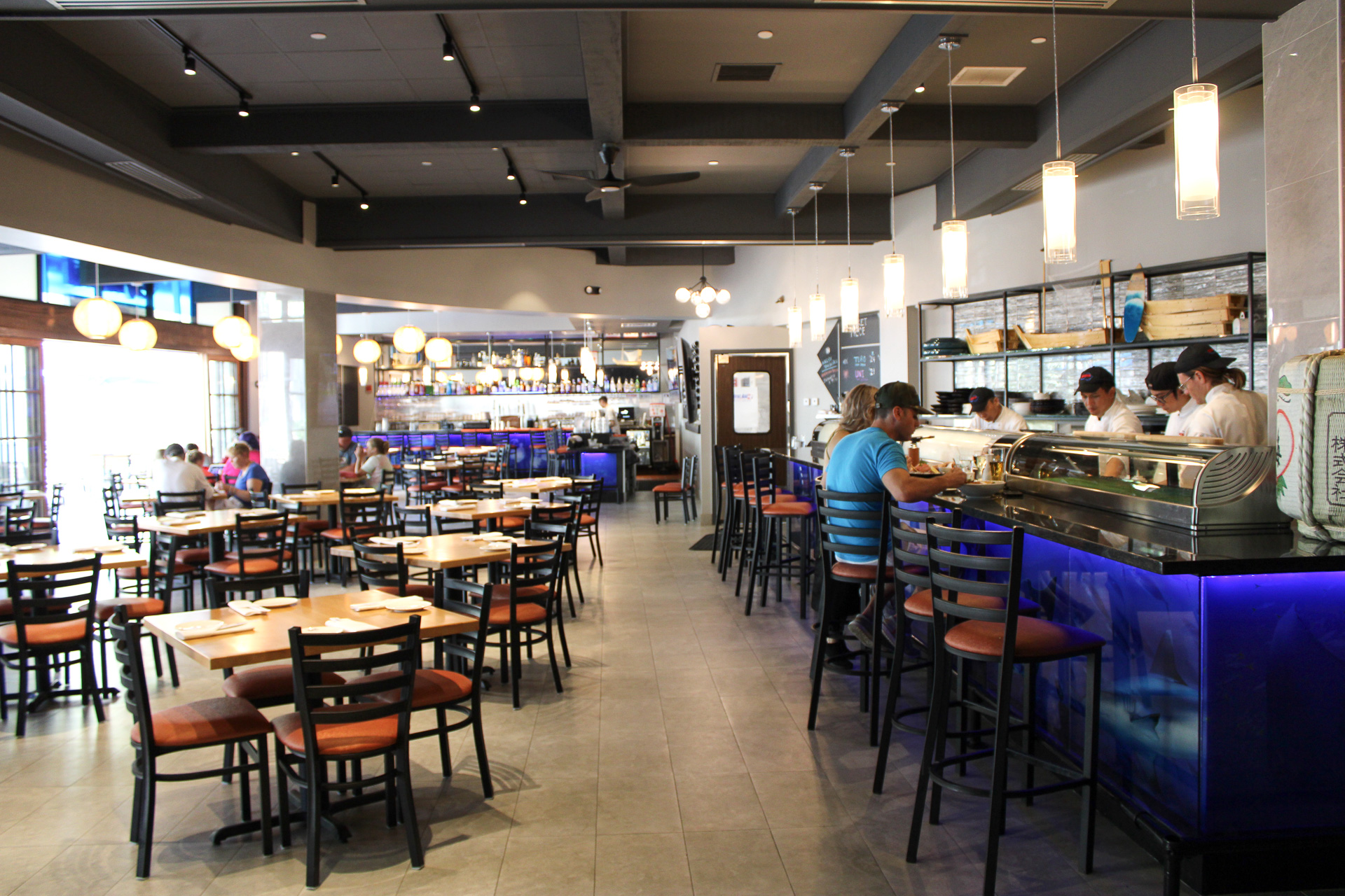 寿司カウンターのある店内席