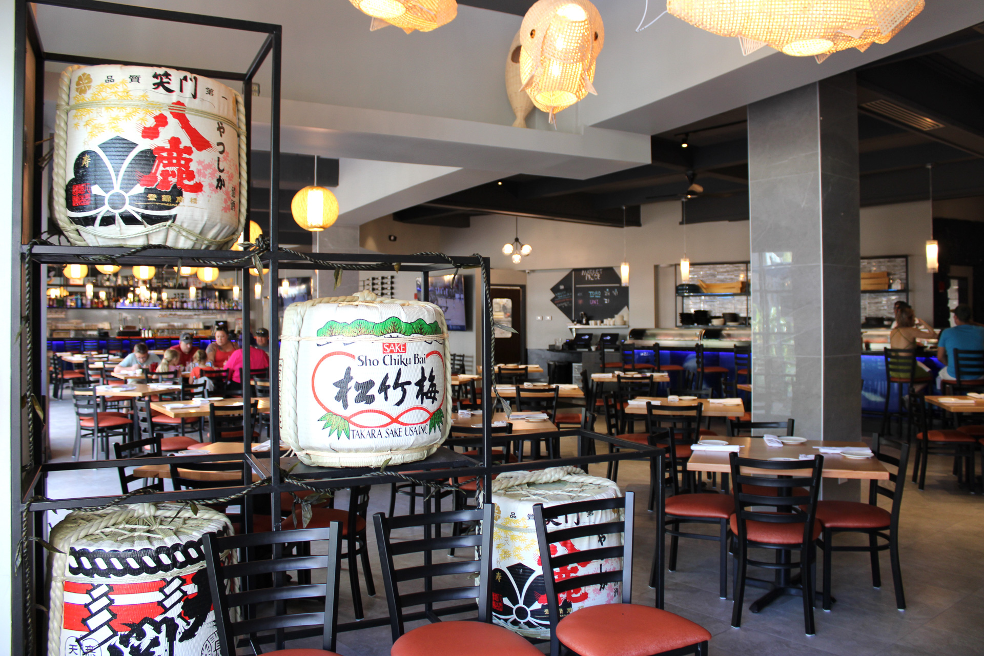 入り口には樽酒が存在感を放っていた