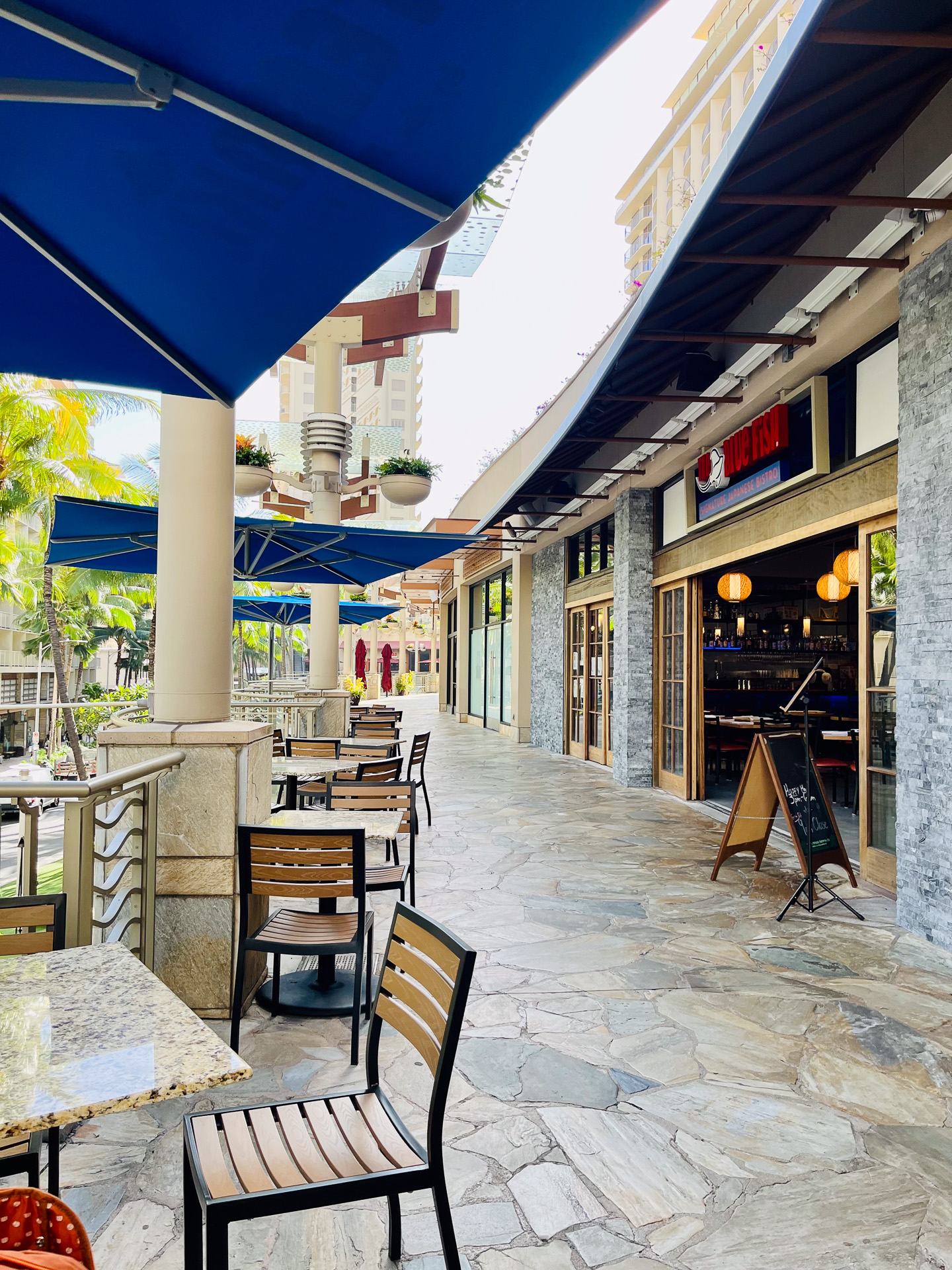 アウトドア席からは通りを見下ろすことができる