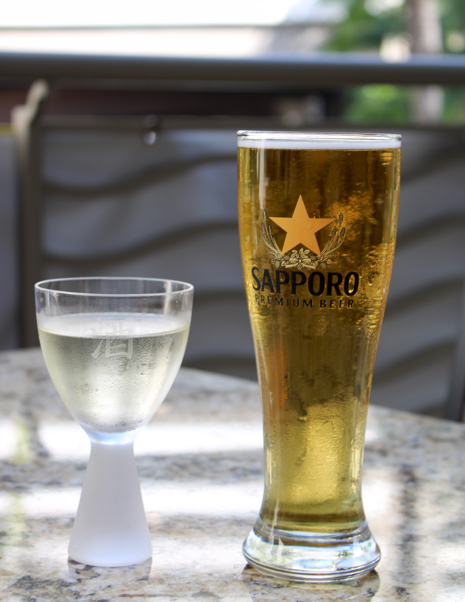 1ドル日本酒はおちょこよりも大きなグラスに注がれる