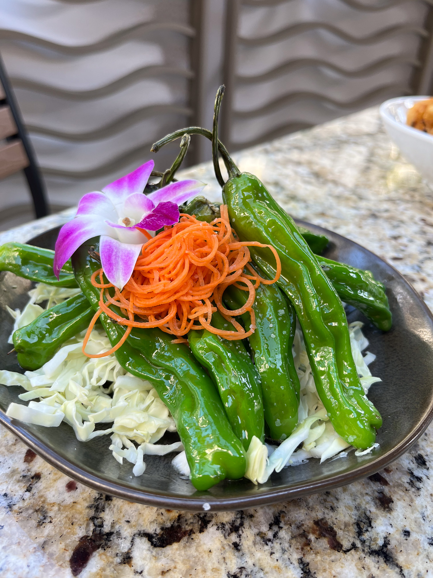 シンプルに塩を振ったシシトウペッパーはつまみにぴったり