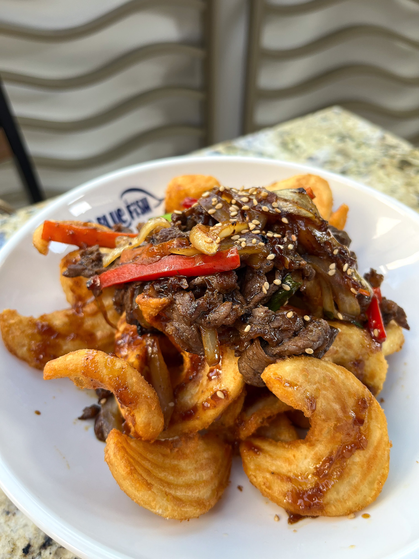 甘辛に味付けされた肉とポテトが結構イケる、プルコギフレンチフライ