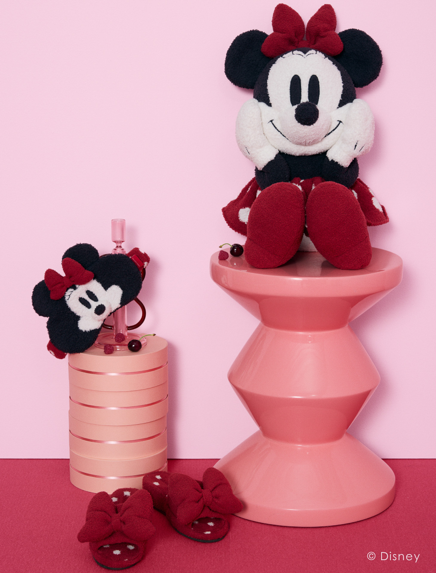 「Minnie/クッション」（9680円）、「Minnie/アイマスク」（4290円）、「Minnie/ルームシューズ」（4950円）