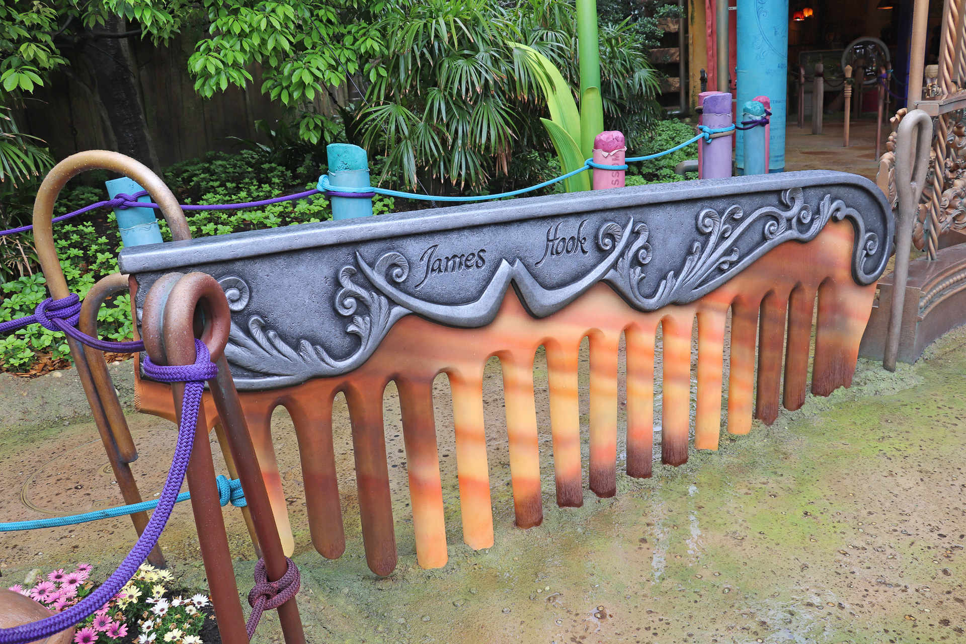 メインランドからたどり付いた、ウェンディの飼い犬ナナのスコップや、フック船長のくしも