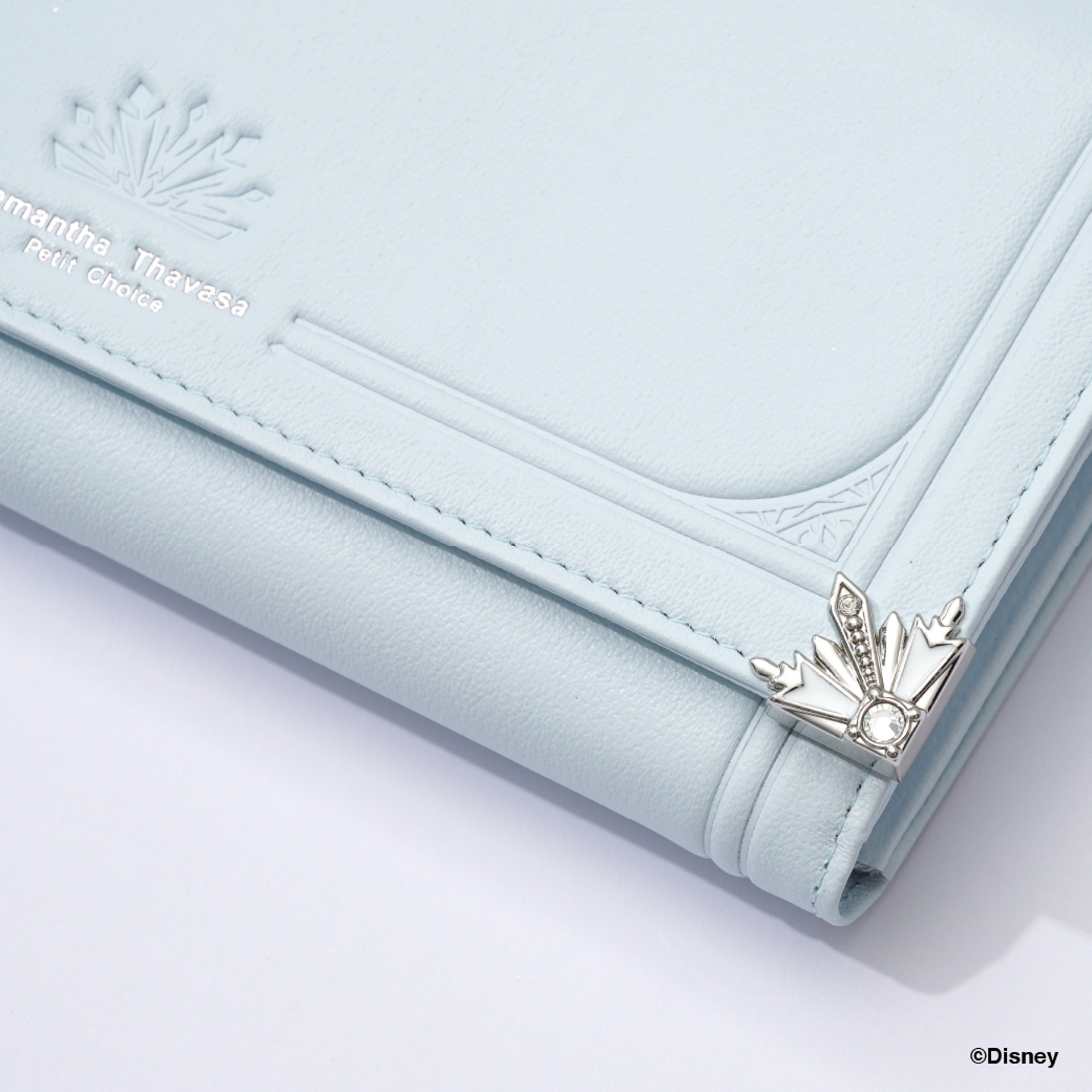 雪の結晶デザインのフロントの型押しとシルバーの金具