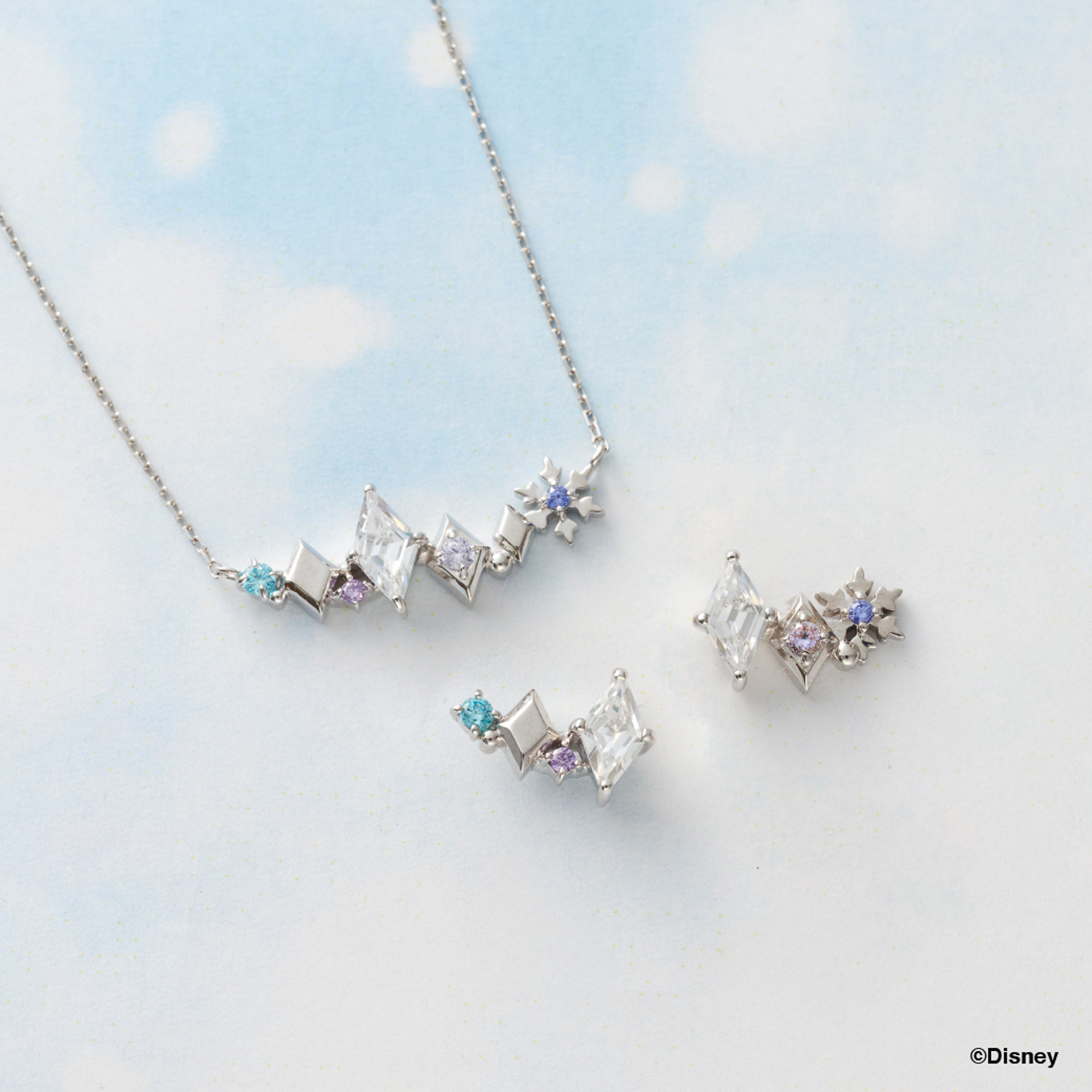 「ネックレス」（2万2000円）、「ピアス」（2万4200円）