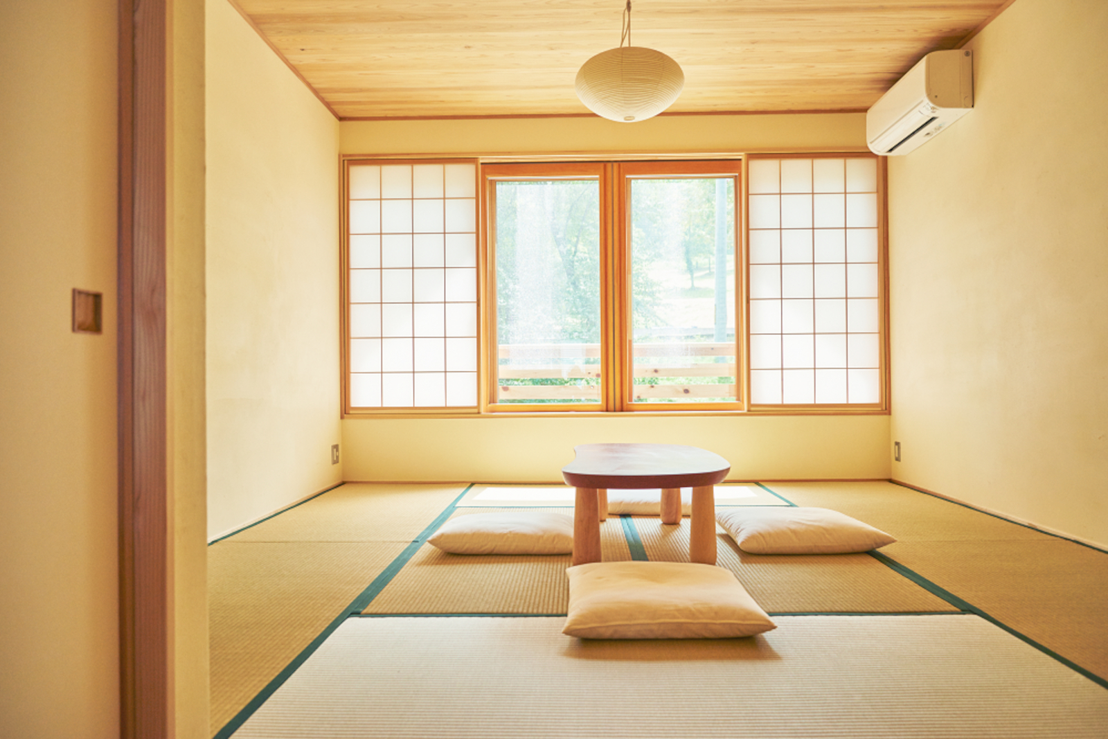 木のぬくもりを感じられる客室