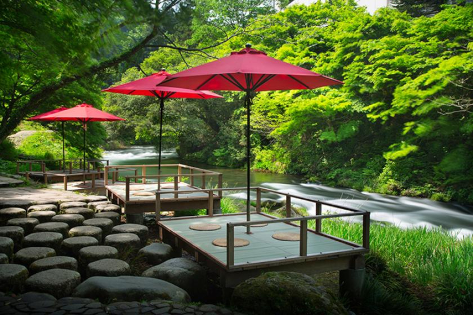 川のせせらぎに包まれながら加賀棒茶を味わえる鶴仙渓川床の利用券付き