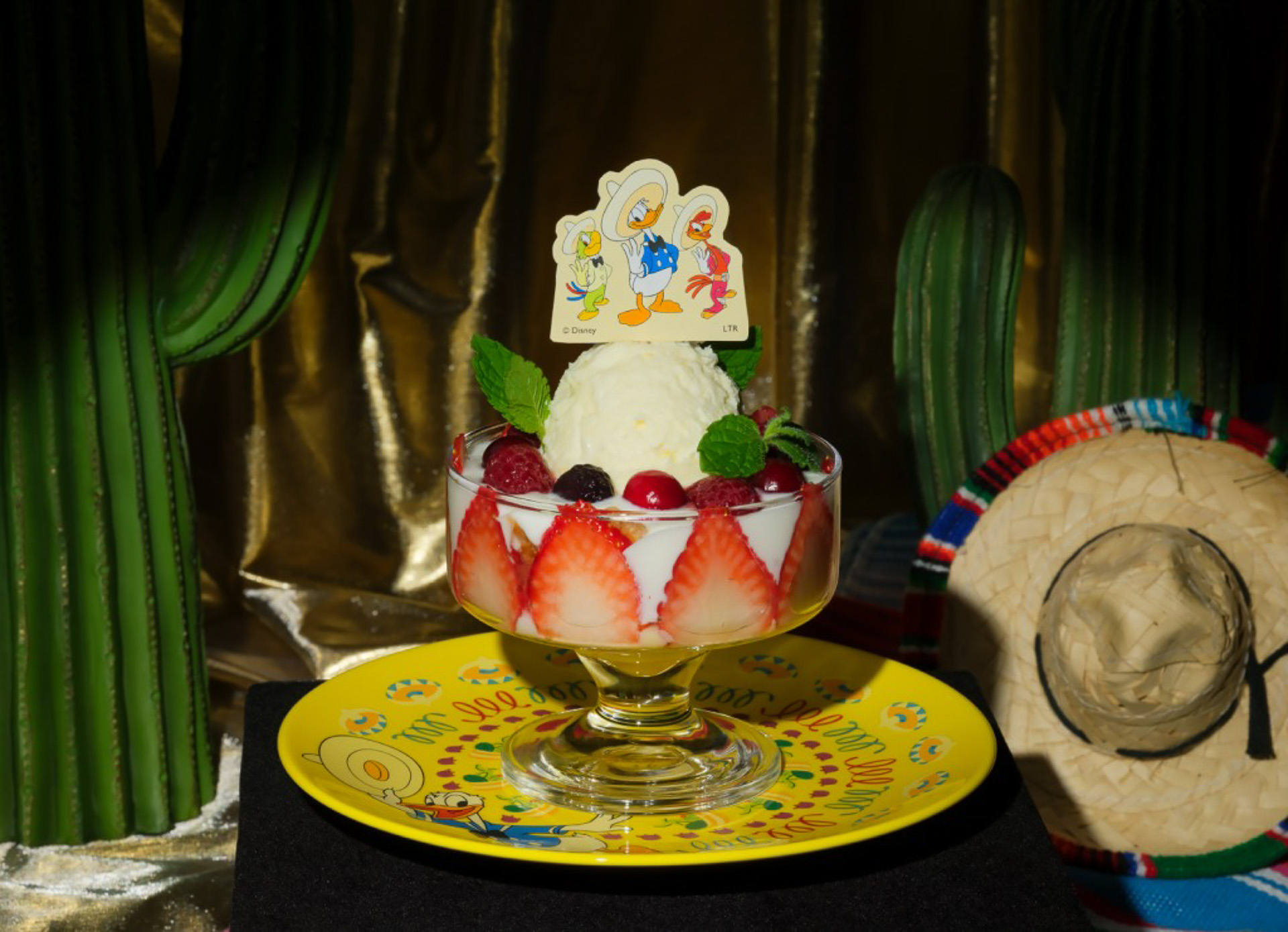 「＜ドナルドダック＞バースデーパフェ」（1890円）