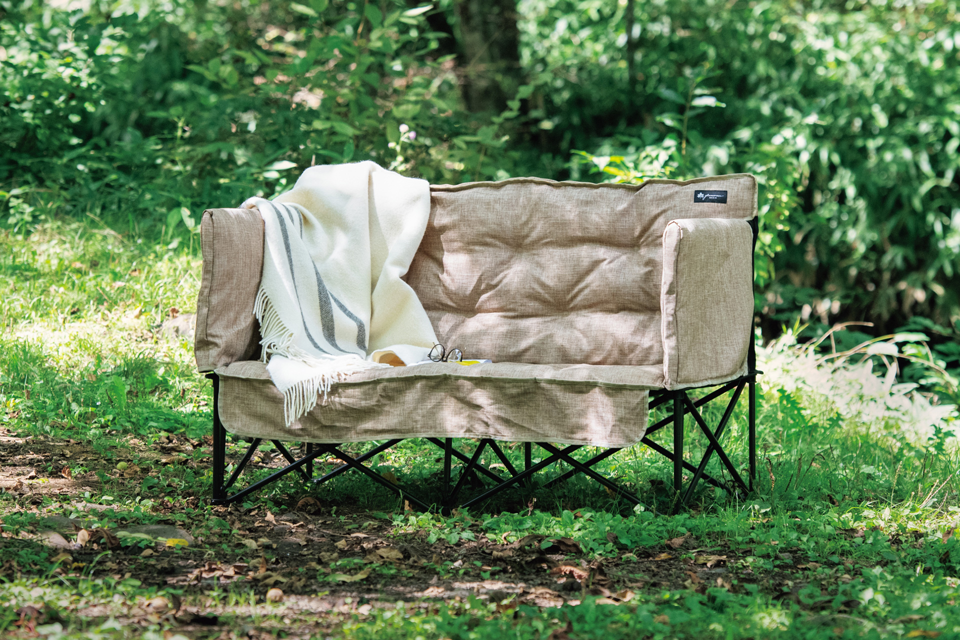 クッション入りカバー付きのアウトドアソファ「グランベーシック グランプソファ 2 -BD」