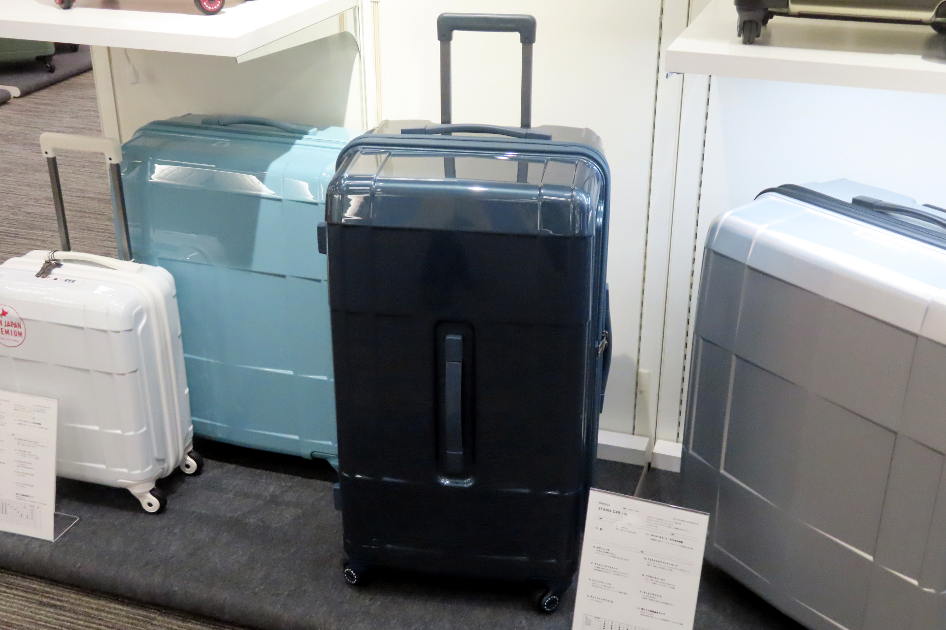 スリムで奥行きのある「トランク型」のスーツケース