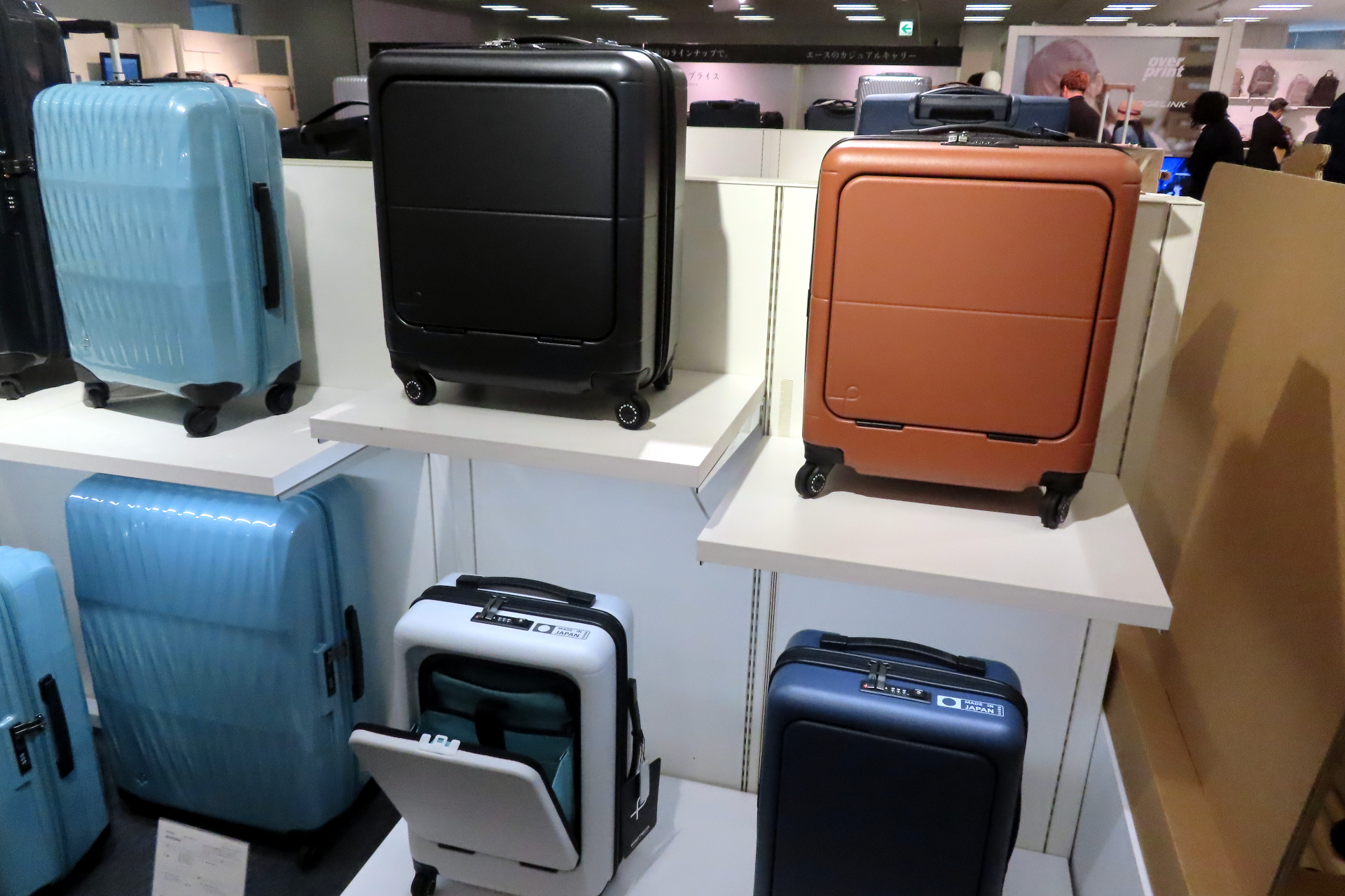 ワンタッチオープン式フロントポケットを搭載した新商品