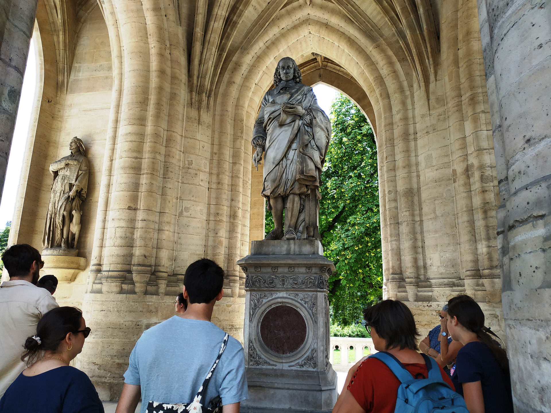 塔の下には「パスカルの定理」で有名なブレーズ・パスカル（1623～1662）の像が。1648年にパスカルがここで空気圧の実験をしたとされていますが、真偽は不明