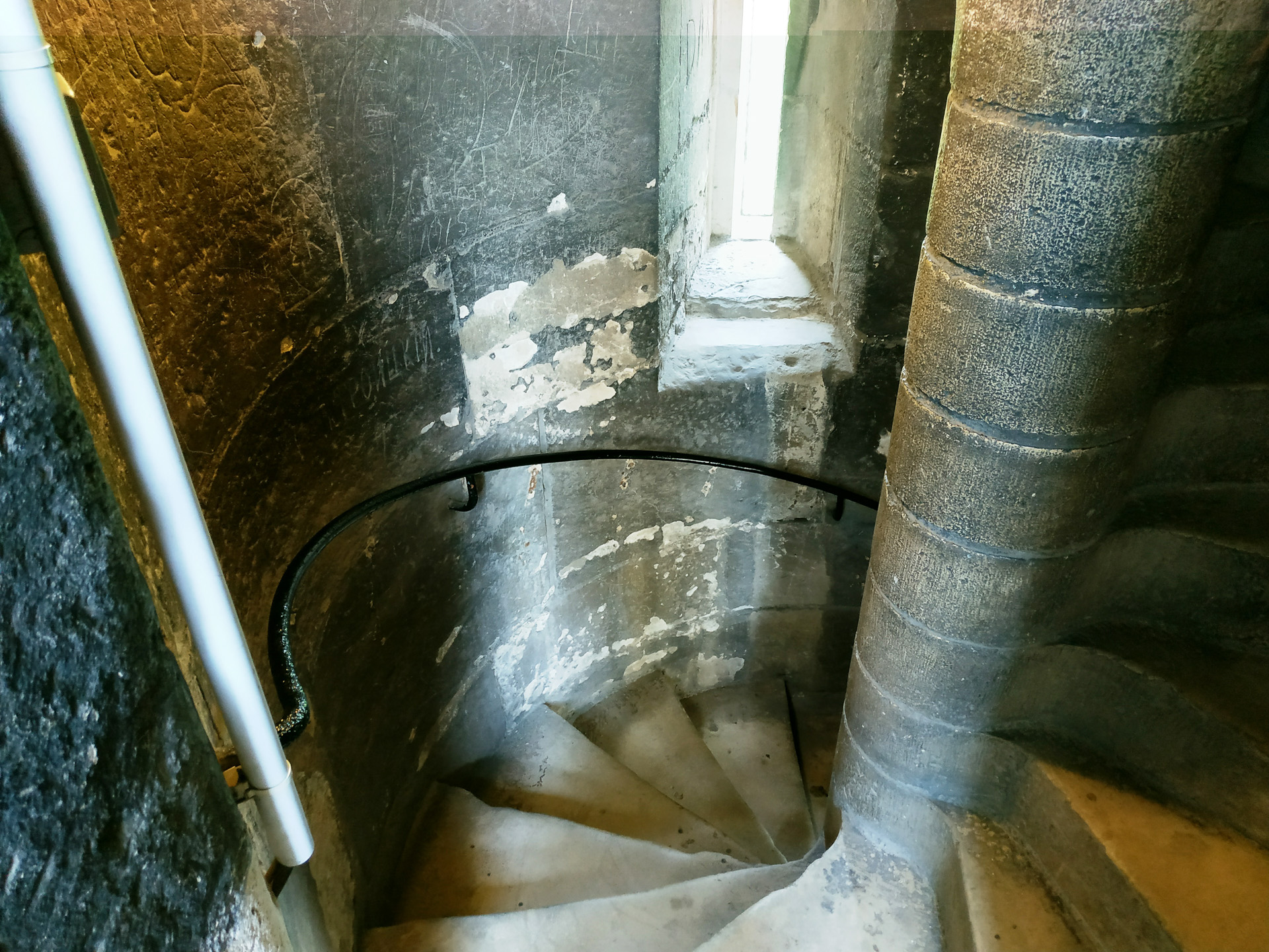 狭いらせん階段をもくもくと上ります