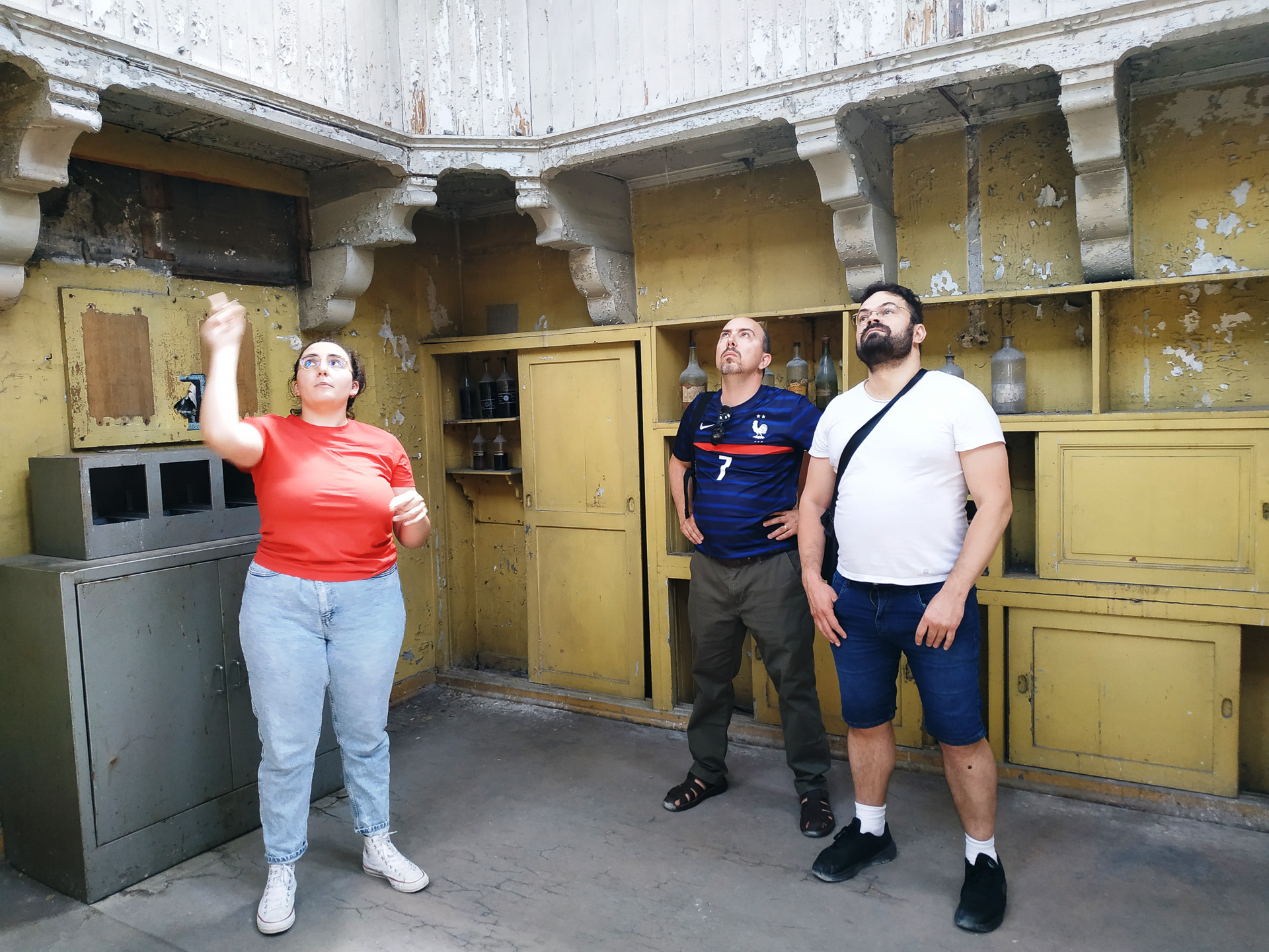 塔の途中では、気象観測台だったころの部屋がそのまま残っています。当時のものと思われる謎の液体も