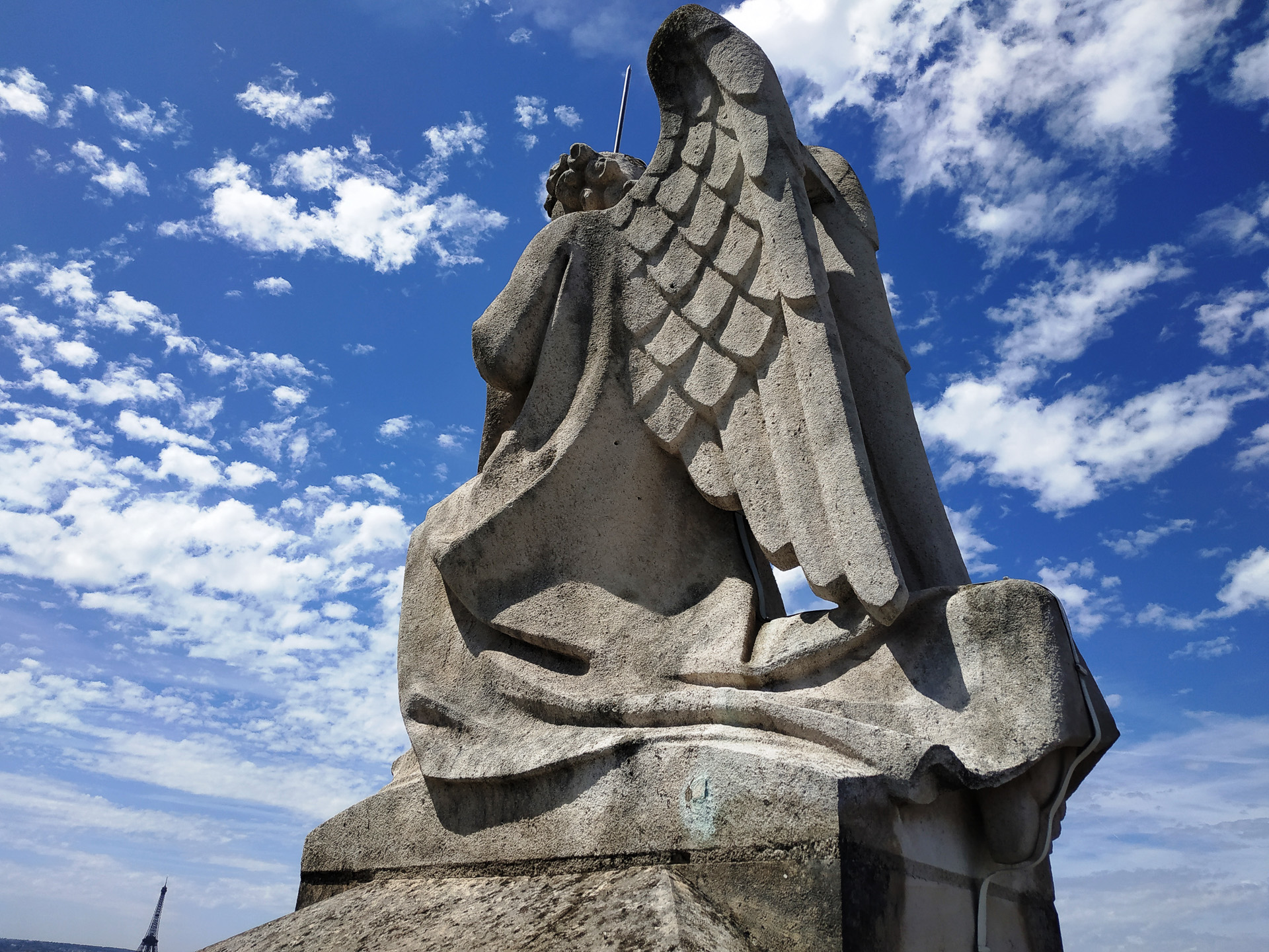 塔の上には、聖書の福音史家のシンボル（ライオン、牛、鷲、人）のほか、ガーゴイルたちがパリの街を見守るように置かれています。塔の上からはパリの観光名所を一望できます