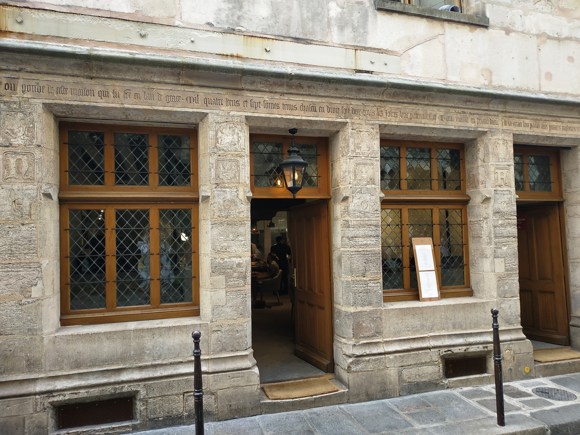 現在ニコラ・フラメルの家の1階はレストランになっています