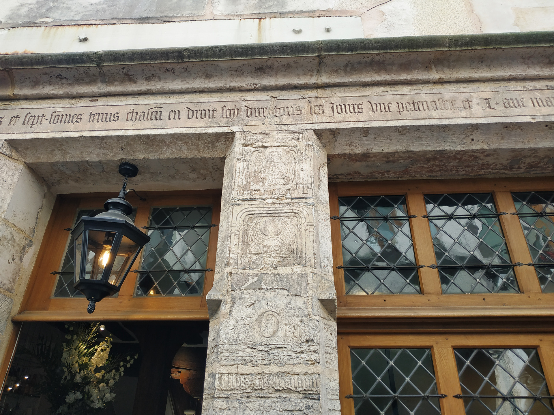 現在ニコラ・フラメルの家の1階はレストランになっています