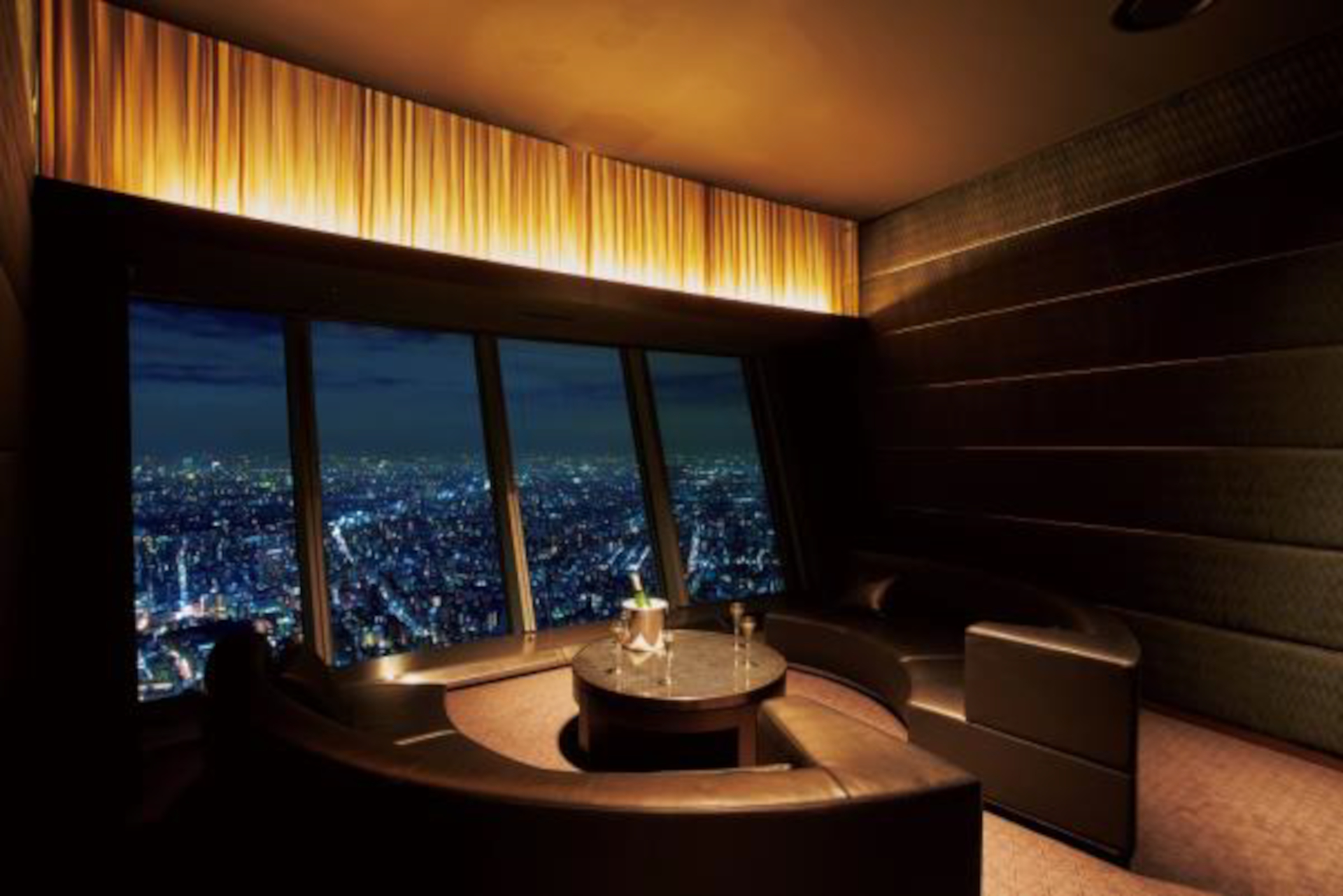 今回一般利用（販売）を開始する特別個室「グランドルーム」。昼夜の会食もしくは会議で使える。予約は電話のみ