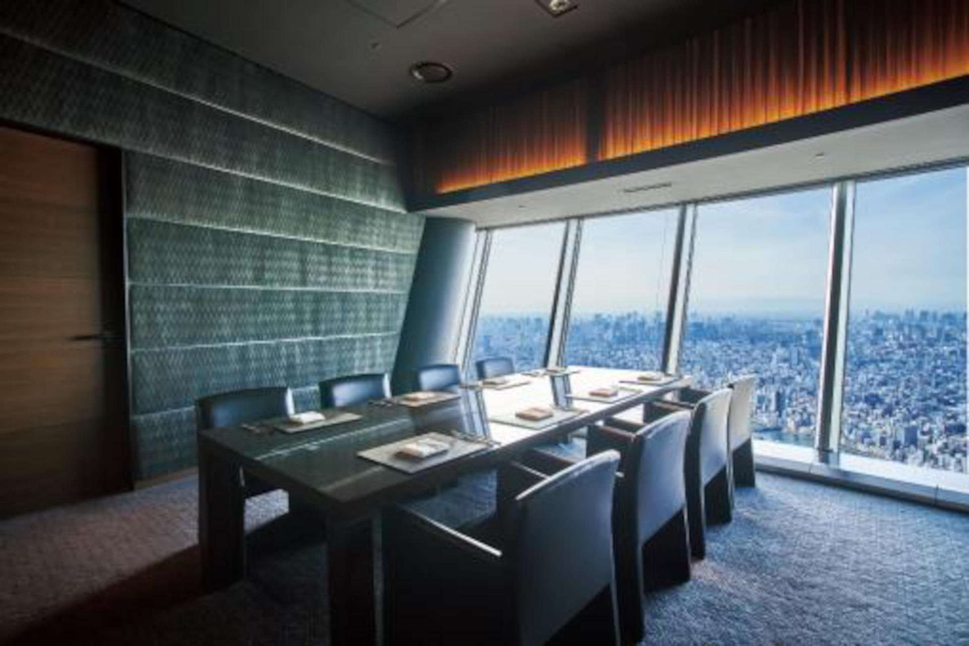 今回一般利用（販売）を開始する特別個室「グランドルーム」。昼夜の会食もしくは会議で使える。予約は電話のみ