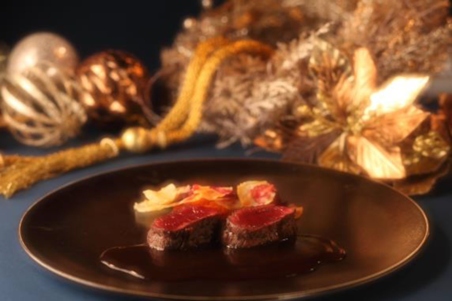 通常の席は公式Webサイトでも予約可能。地上345mからの景色を眺めながら、和×フレンチの創作料理が味わる