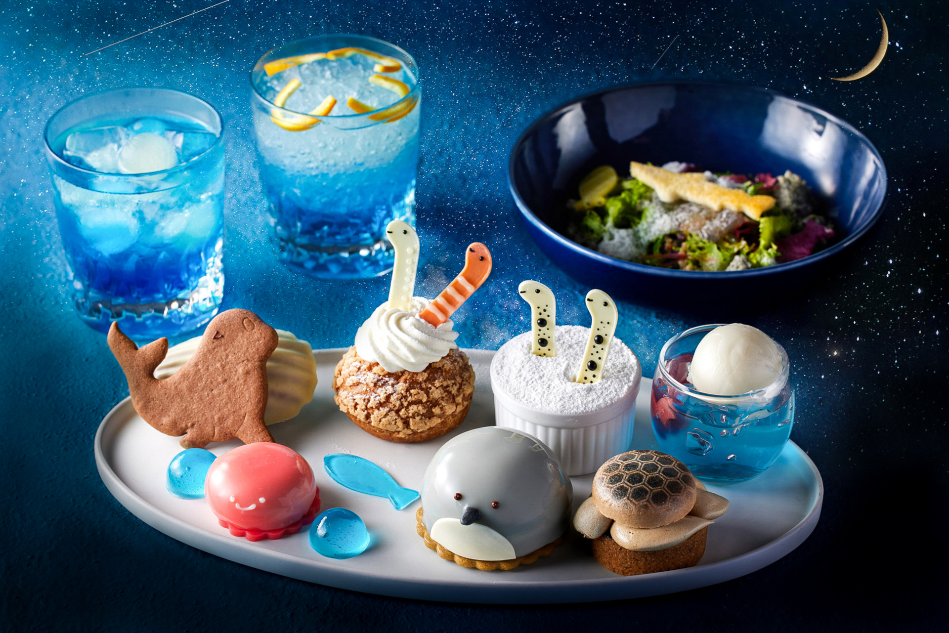 平日夜限定のナイトアフタヌーンティーは、通常メニューに限定カクテル1杯（モクテルへの変更可能）、選べるドリンク2杯、数量限定のちょこんとマゼランペンギンシュガーがセットとなっている